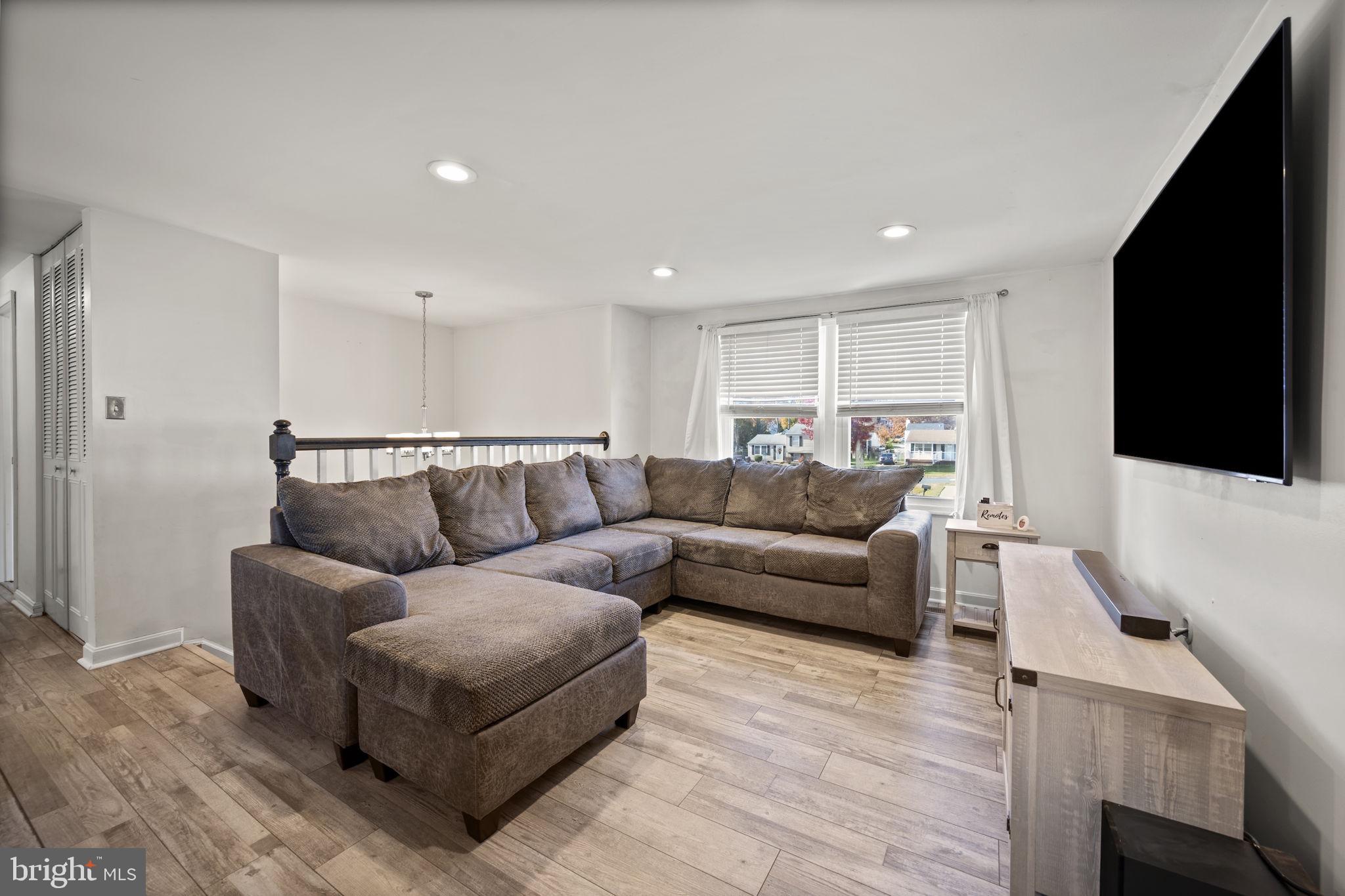 HALLFIELD MANOR - Residential