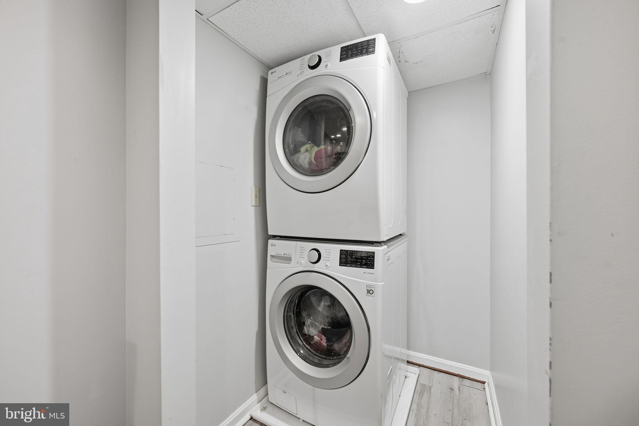 HALLFIELD MANOR - Residential