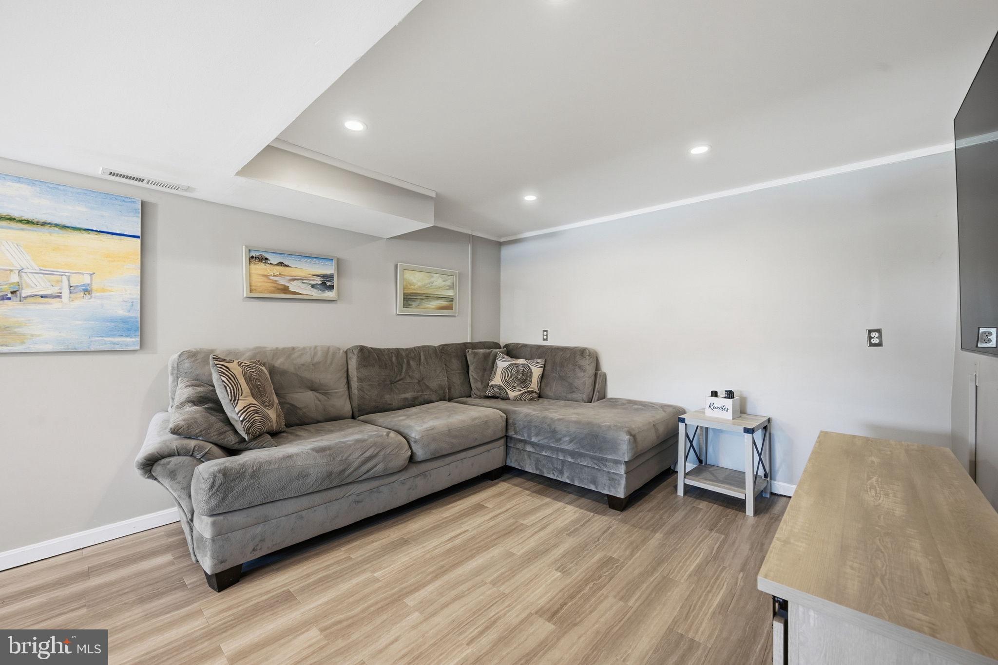 HALLFIELD MANOR - Residential