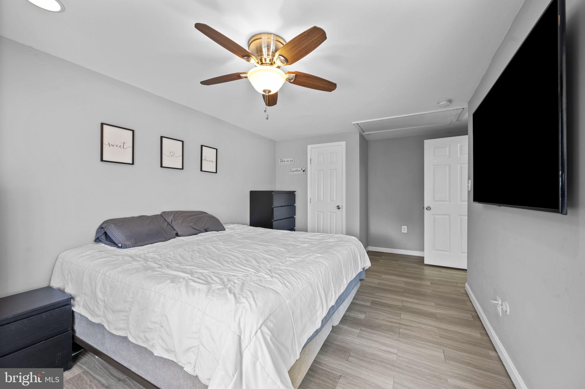 HALLFIELD MANOR - Residential