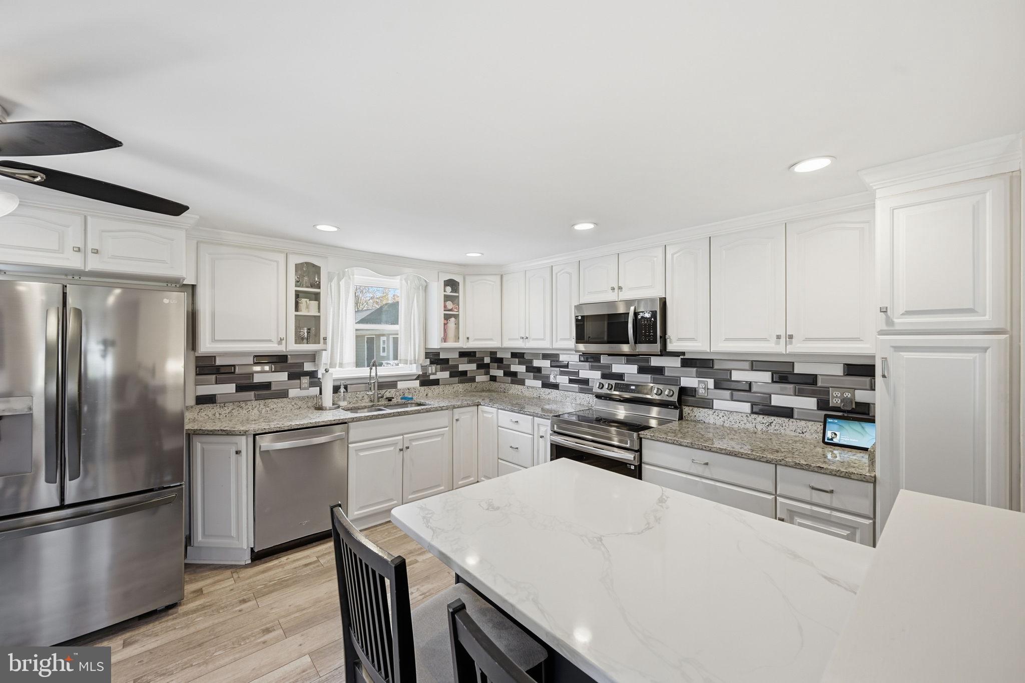 HALLFIELD MANOR - Residential