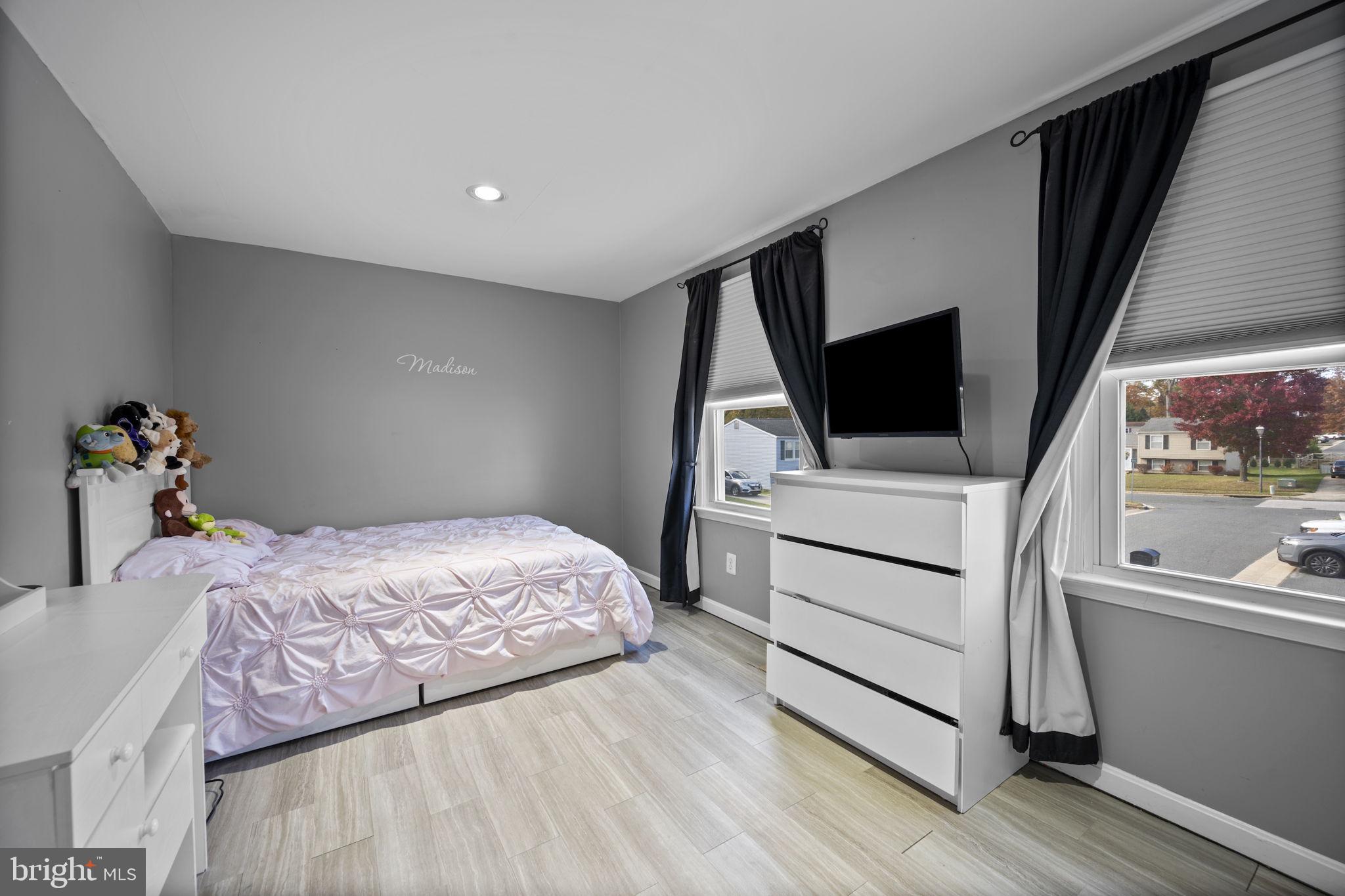 HALLFIELD MANOR - Residential