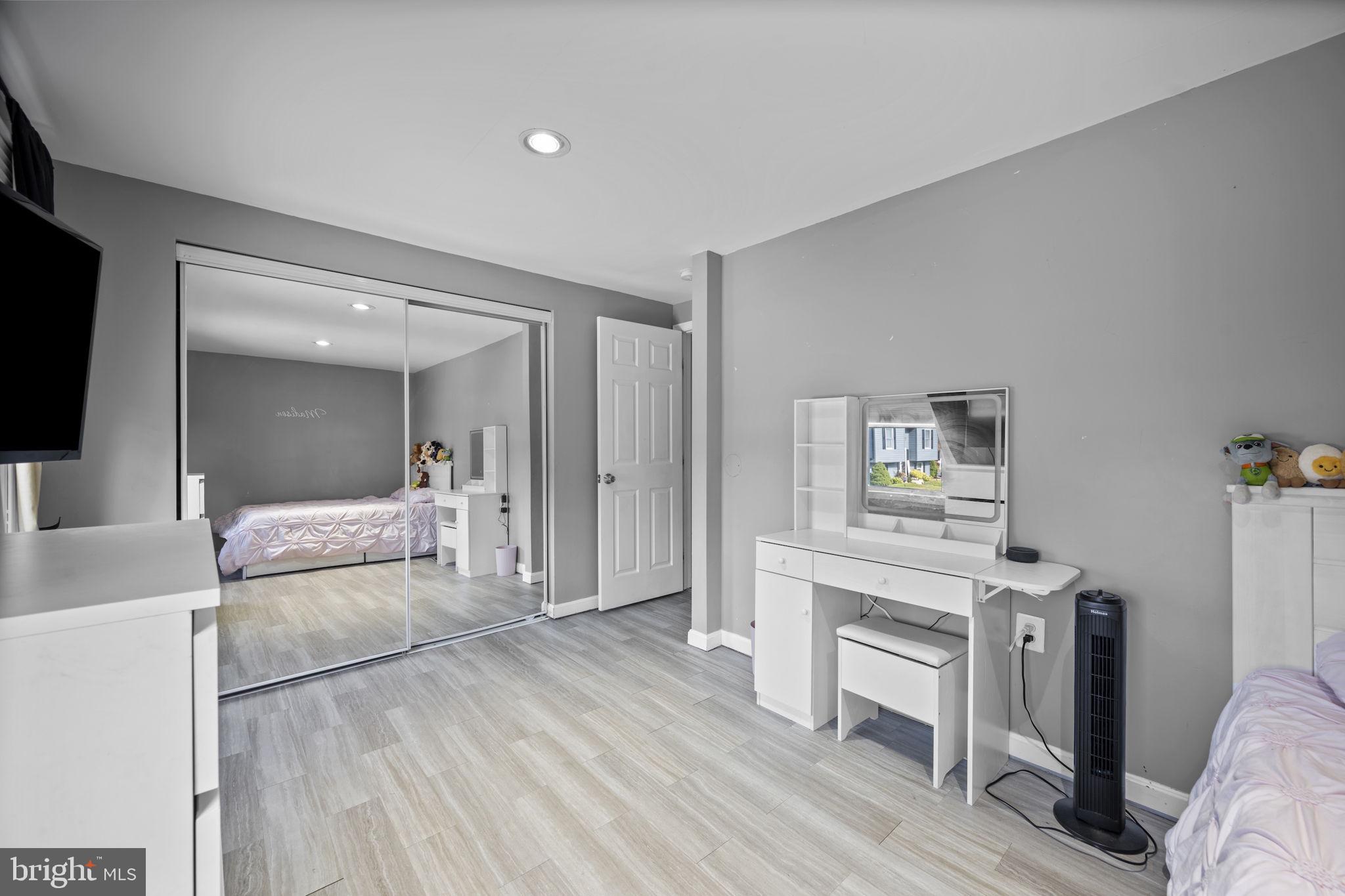 HALLFIELD MANOR - Residential