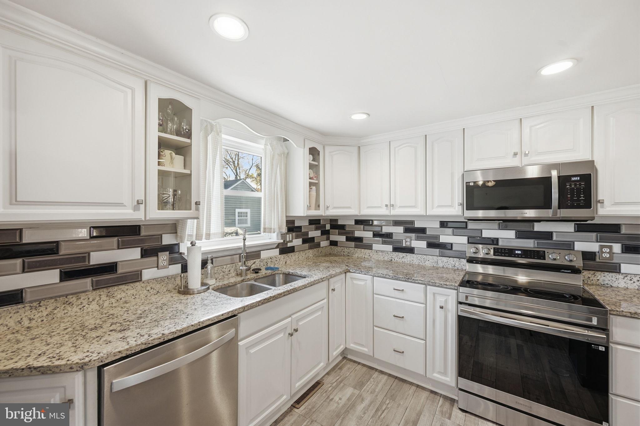 HALLFIELD MANOR - Residential