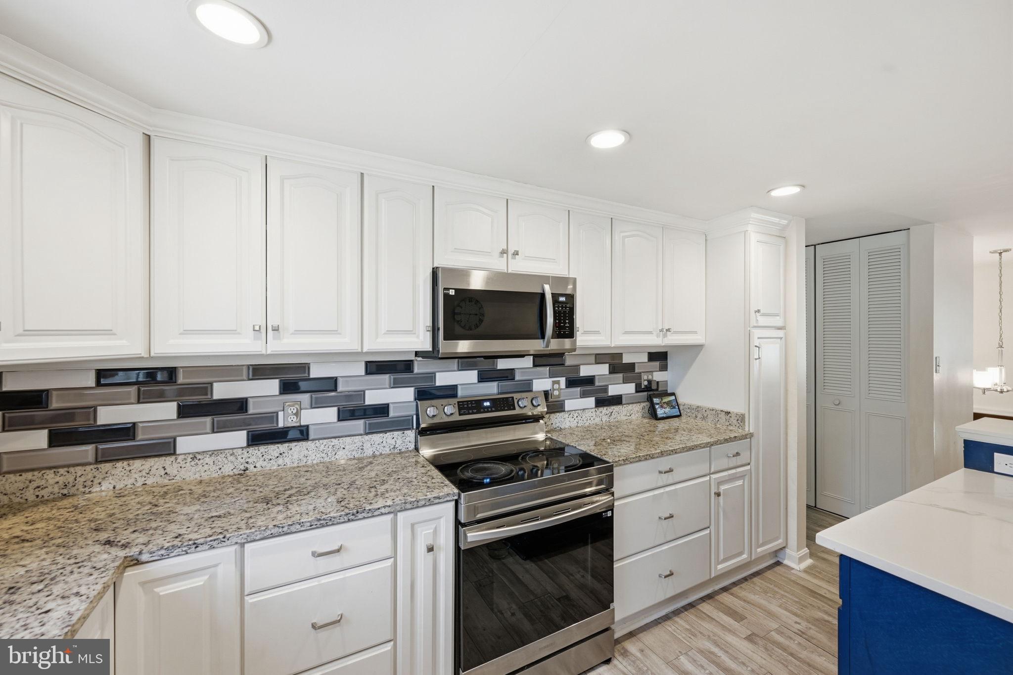 HALLFIELD MANOR - Residential