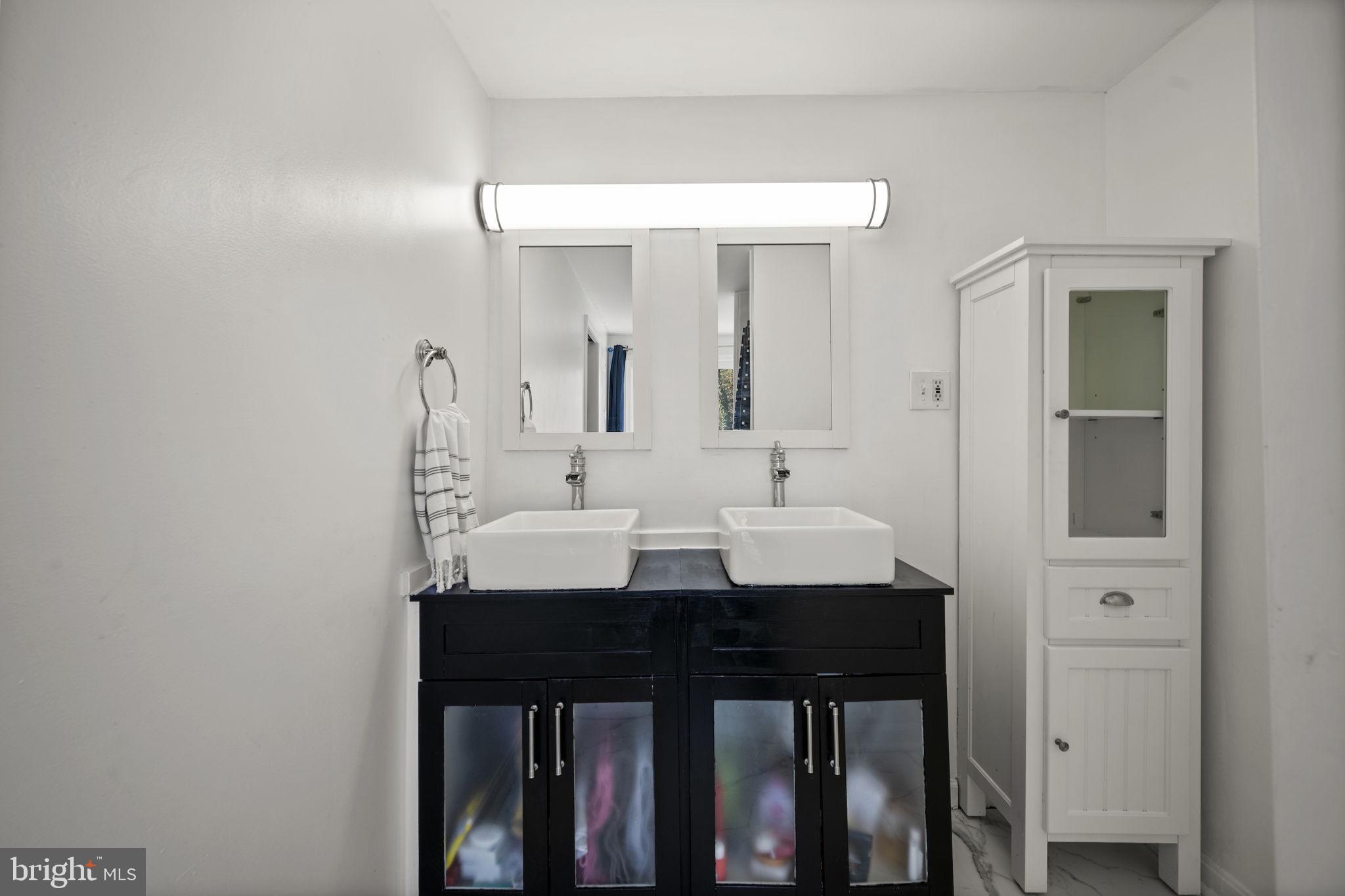 HALLFIELD MANOR - Residential