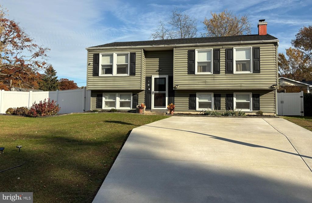 Photo of 6 Storeys Court, BALTIMORE, MD 21236 (MLS # MDBC2145016)