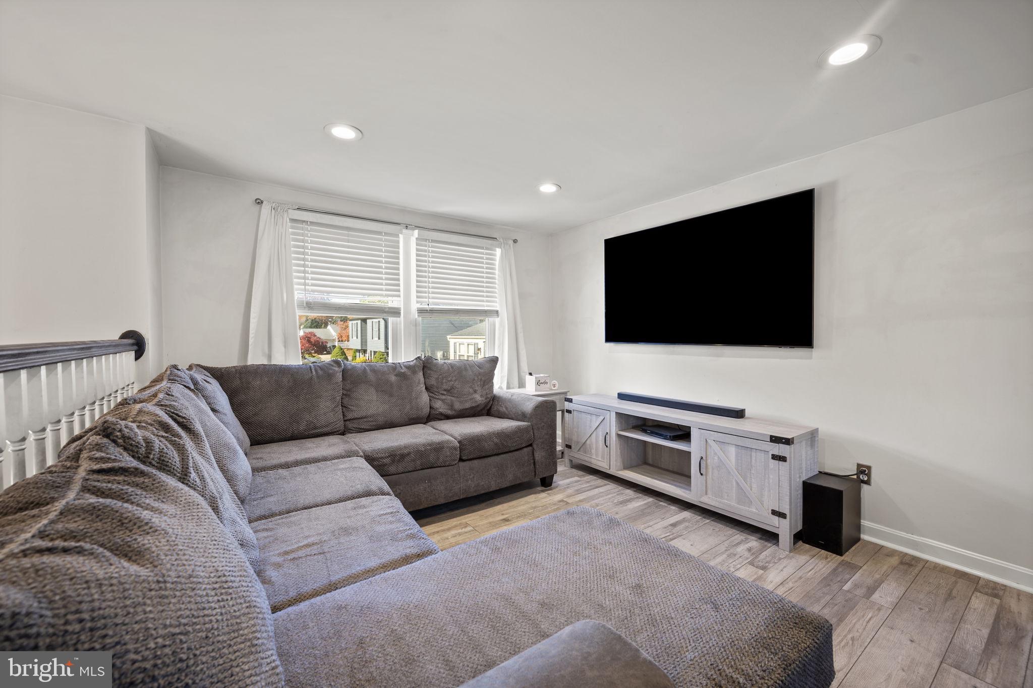 HALLFIELD MANOR - Residential