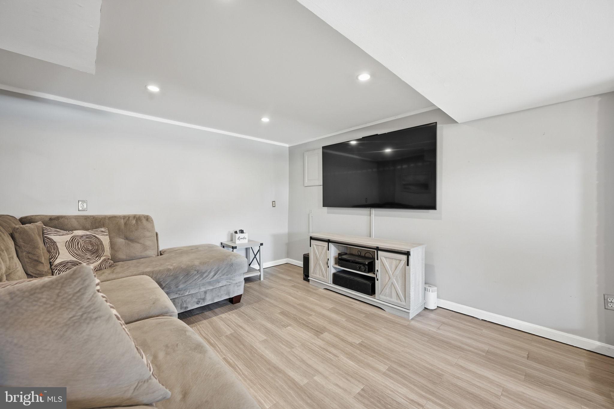 HALLFIELD MANOR - Residential