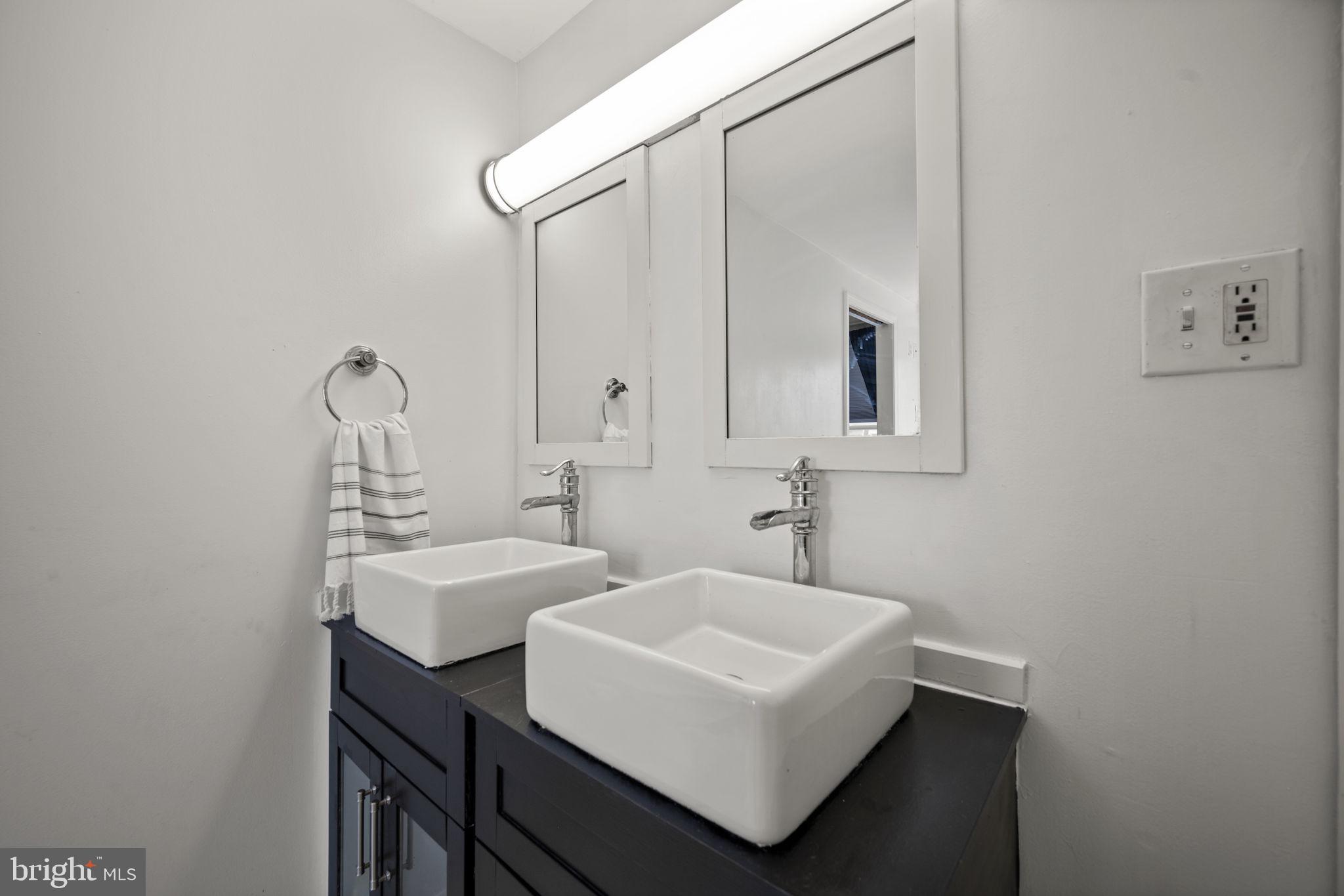 HALLFIELD MANOR - Residential