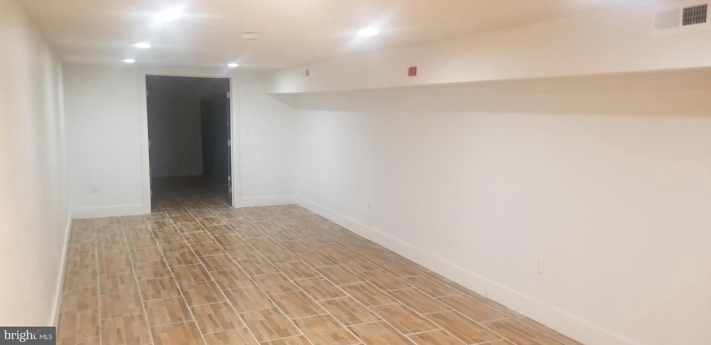 PHILADELPHIA (WEST) - Commercial Sale