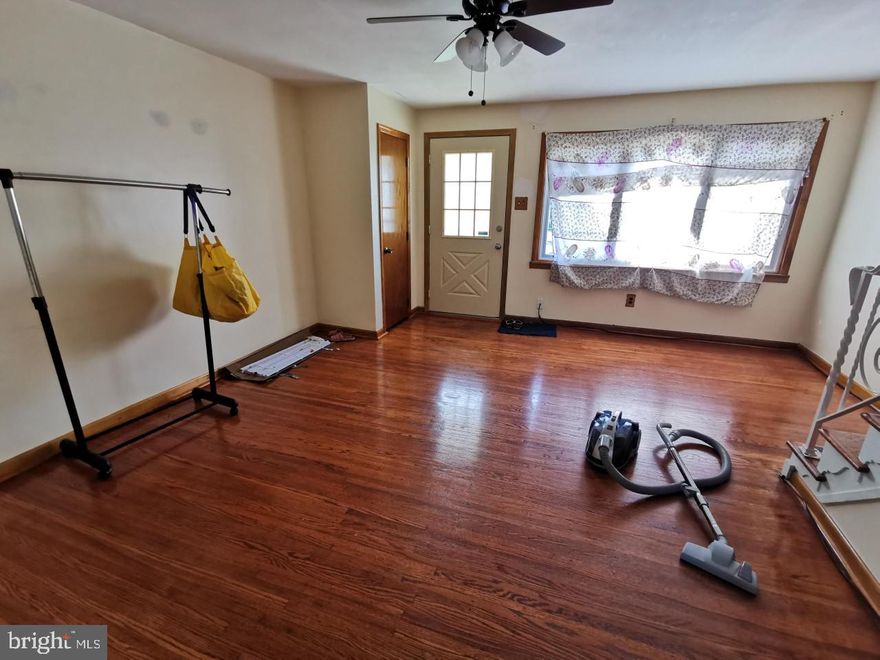 This delightful 2-bedroom, 1-bathroom rowhouse offers a perfect blend of comfort and convenience. Inside, the home is filled with natural light, making it feel bright and airy throughout. The open living space is cozy yet functional, with ample room for relaxation and entertaining. Large windows let the sunlight pour in, creating a warm and welcoming atmosphere.

The home is located in a friendly, well-established neighborhood, with easy access to everything you need. You’re just minutes away from local elementary, middle, and high schools, as well as the library, shopping mall, and a variety of restaurants. Whether you’re running errands, grabbing a bite to eat, or catching up on reading, everything is just around the corner.

This property has its private driveway, providing convenient off-street parking. In addition, the home includes a one-car garage, perfect for storing your vehicle or extra belongings.

With its excellent location, bright interior, and private amenities, this rowhouse is an ideal place to call home.