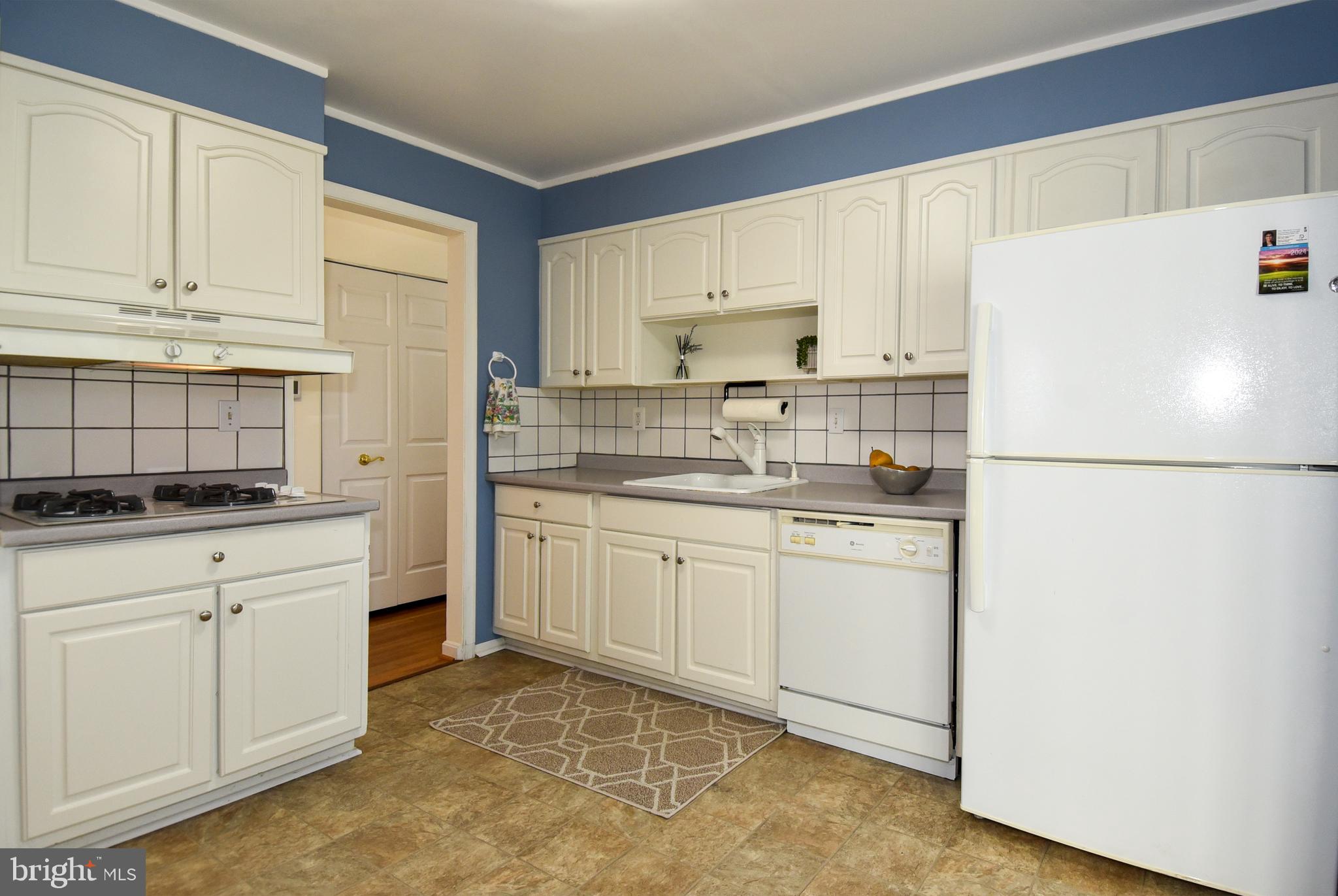 ENGLISH MANOR - Residential