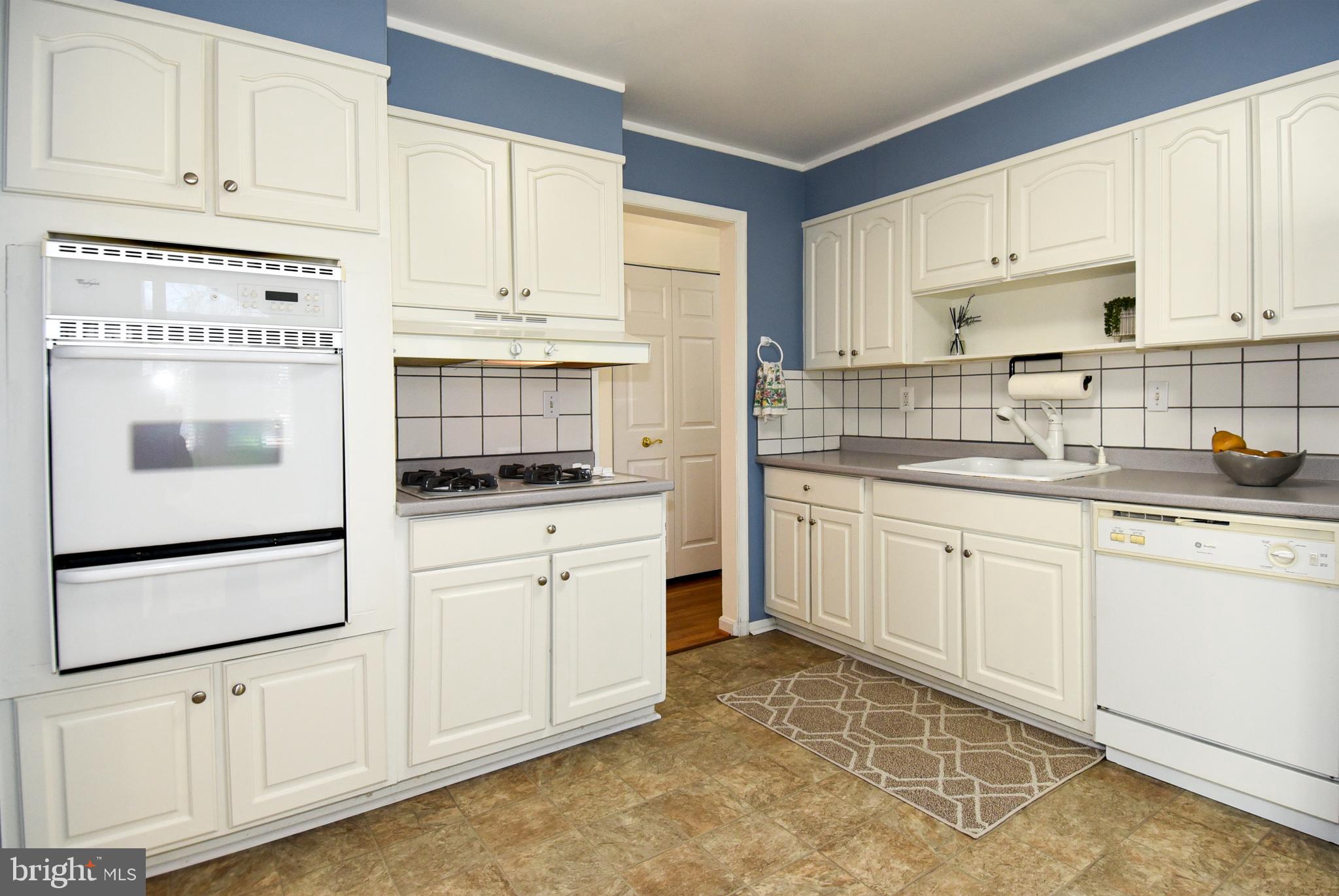 ENGLISH MANOR - Residential