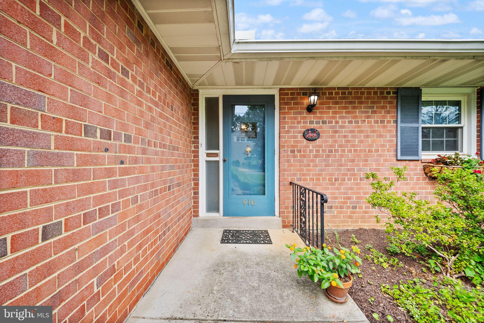 916 N OVERLOOK DRIVE