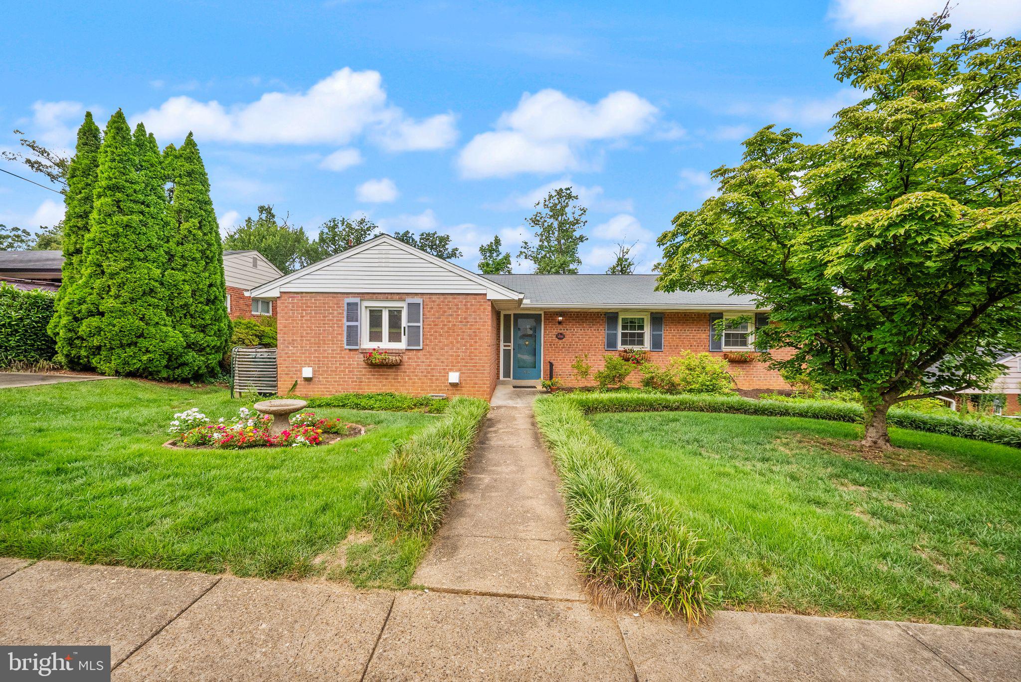 916 N OVERLOOK DRIVE