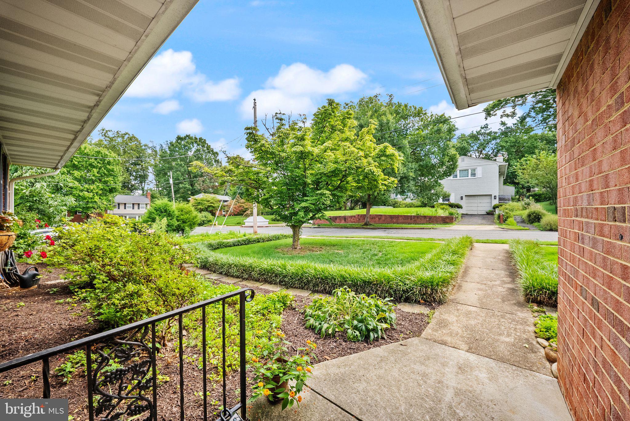 916 N OVERLOOK DRIVE