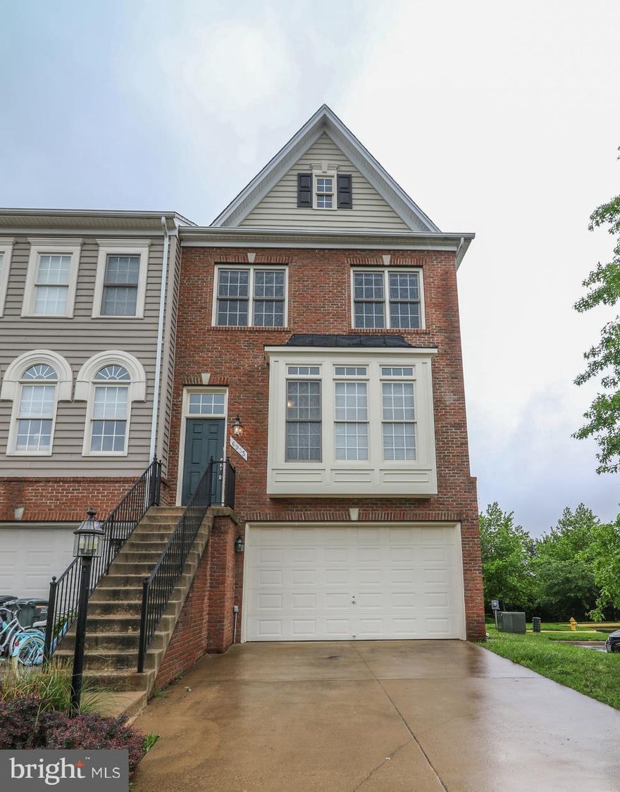 SHOWS LIKE A MODEL HOME!! LUXURY END UNIT 2 CAR GARAGE; NEW CARPET; MAPLE KITCHEN CABINETS; CORIAN COUNTERS; BREAKFAST ROOM OFF KITCHEN; HOME BACKS TO TREES; GUEST PARKING TO RIGHT ON HOME; SITTING ROOM OFF MASTER BEDROOM; HOA DUES ALLOWS SOCIAL MEMBERSHIP TO PIEDMONT COUNTRY CLUB AND GOLF MEMBERSHIP MAY BE PURCHASED AT AN ADDITIONAL COST.