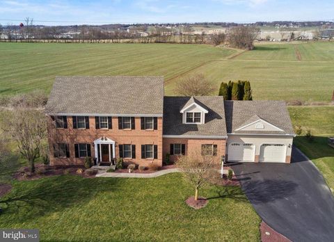 Photo of 417 WAGONWHEEL RD, LITITZ, PA 17543 (MLS # PALA2035038)