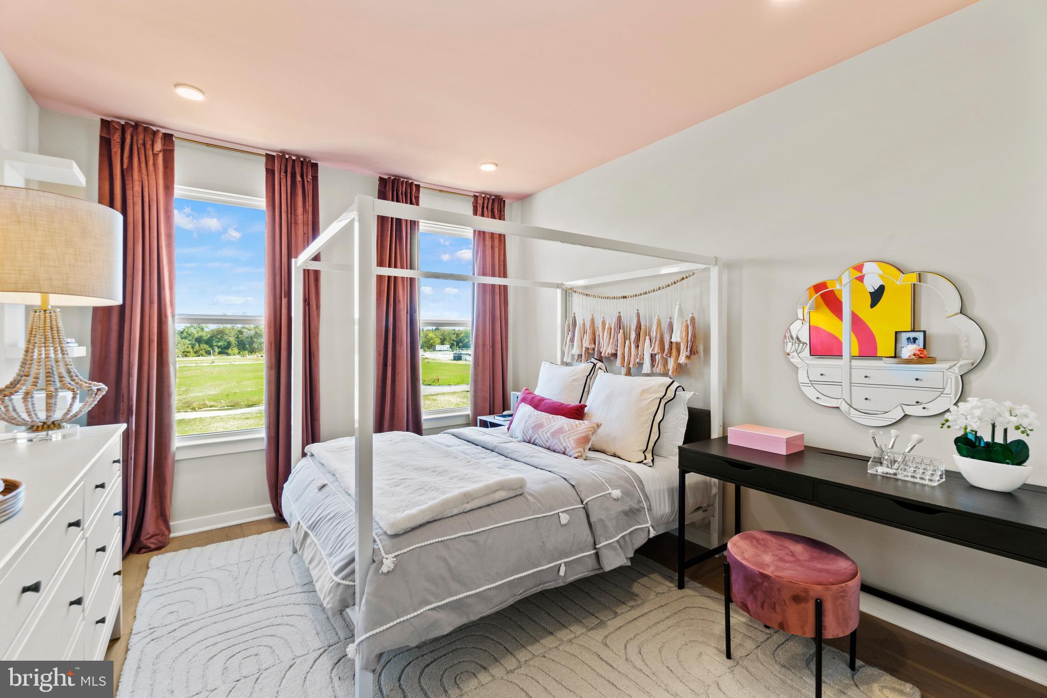 SOUTH LAKE - Residential