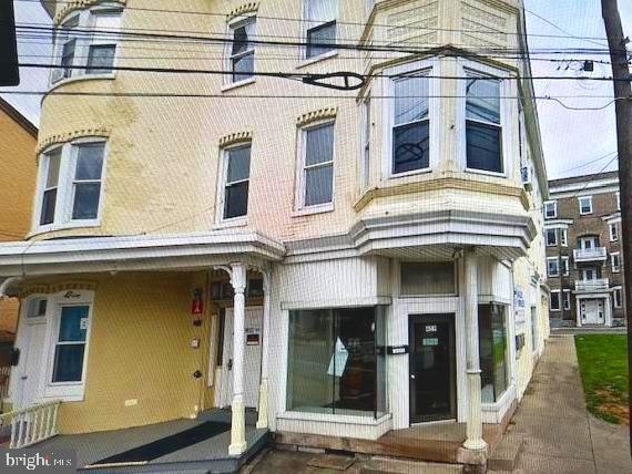 Great location to conduct retail or professional services from these premises with street access from store front. 1850 sq ft at reasonable rental rates; await your business and entrepreneurial touch. Ample street parking and great visibility. Showing time is set up for 3 hours notice. If you want an earlier showing ; call the listing agent to facilitate