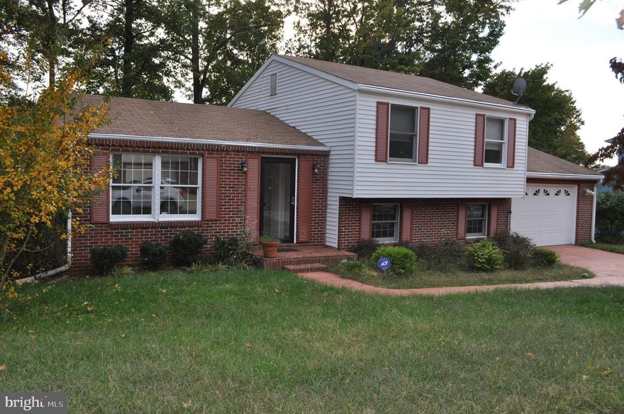 Ready to Move in, single family. 3 Br/ 1 Fb in upper level, 1 fbath in lower level. Living and dining room with hardwood floors, Deck and large back yard. 1 car extra large garage.
Close distance to shoppings, Outlet mall and National Harbor.