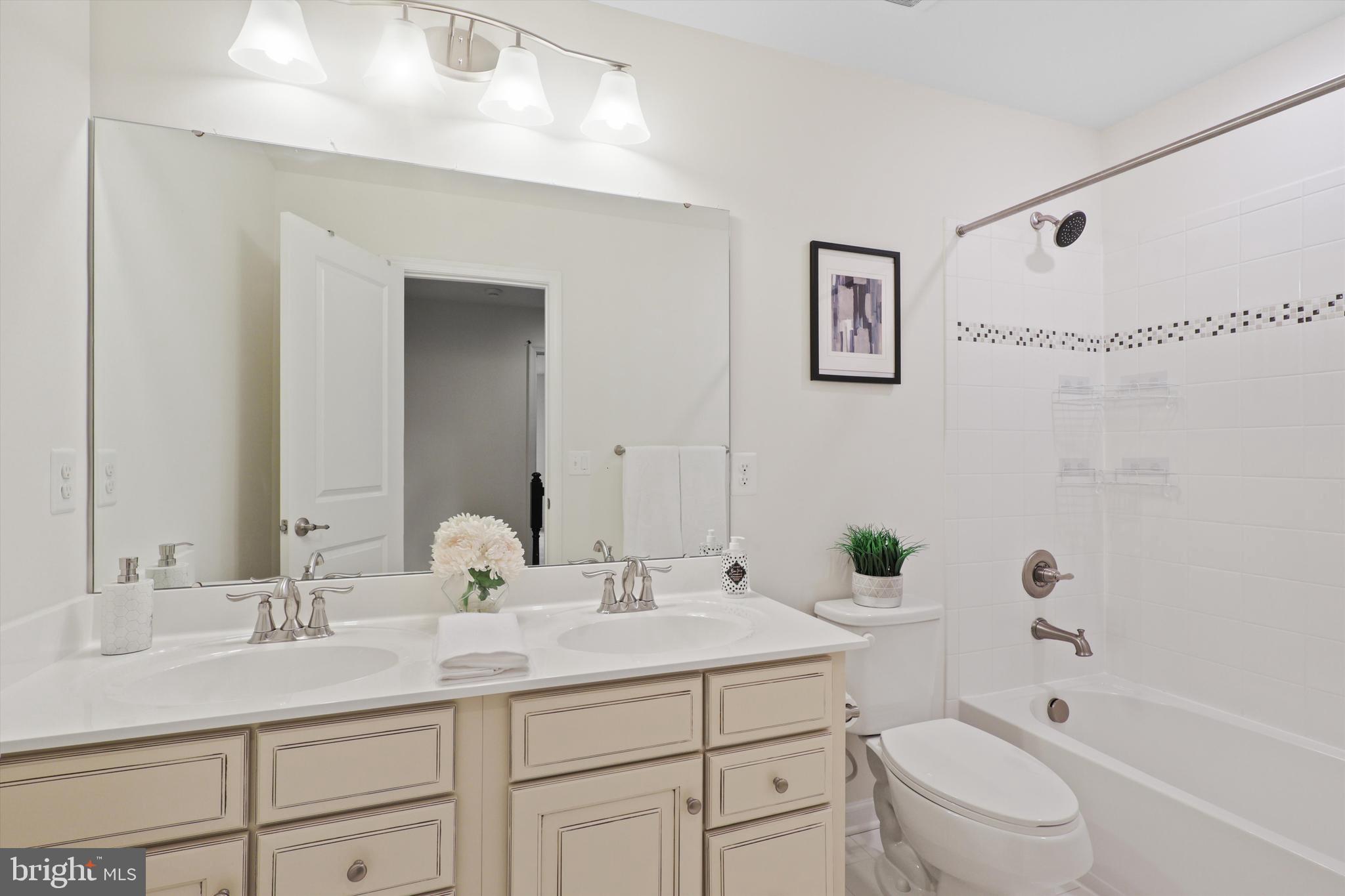 MAY'S QUARTER - Residential