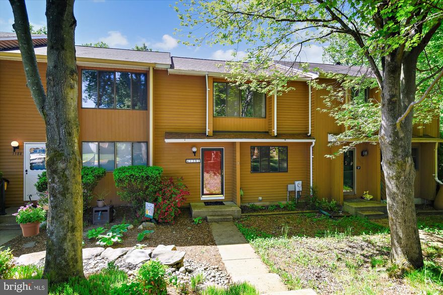 UPDATED -- 3 B + 2.5 BA in Annapolis -- Three level Townhouse in Walnut Ridge! Sunny open-floor plan! Kitchen, dining area and living room on main level opens to large rear-deck with wooded views. The upper level has 3 spacious bedrooms each with ceiling fans and 2.5 BA. Awesome recreation room in lower level steps out to patio. Laundry room & storage also downstairs. 2 assigned parking spaces. Close to Downtown Annapolis, Naval Academy, the Chesapeake Bay, and lots of fresh air.