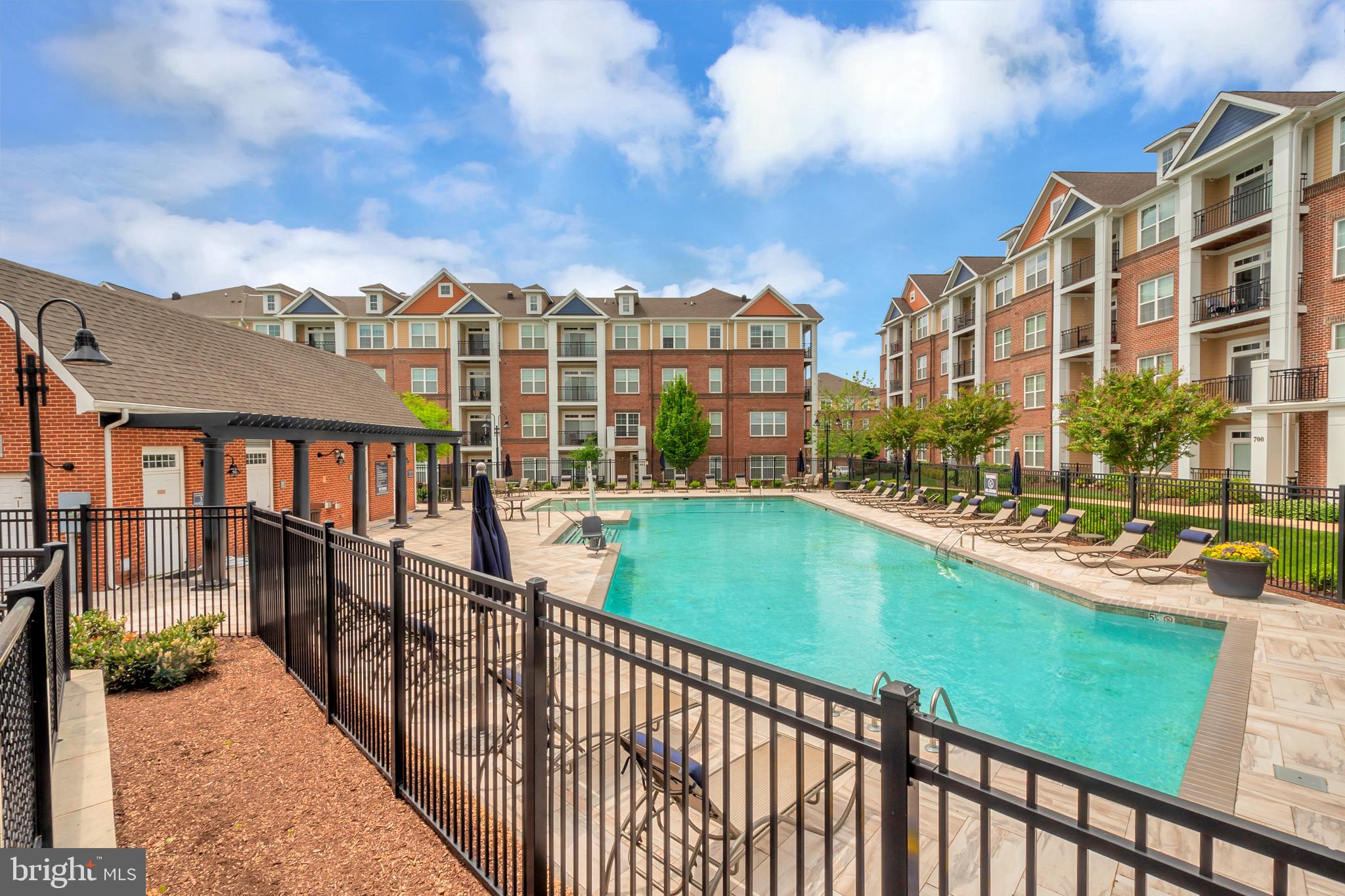 COBBLESTONE SQUARE - Residential
