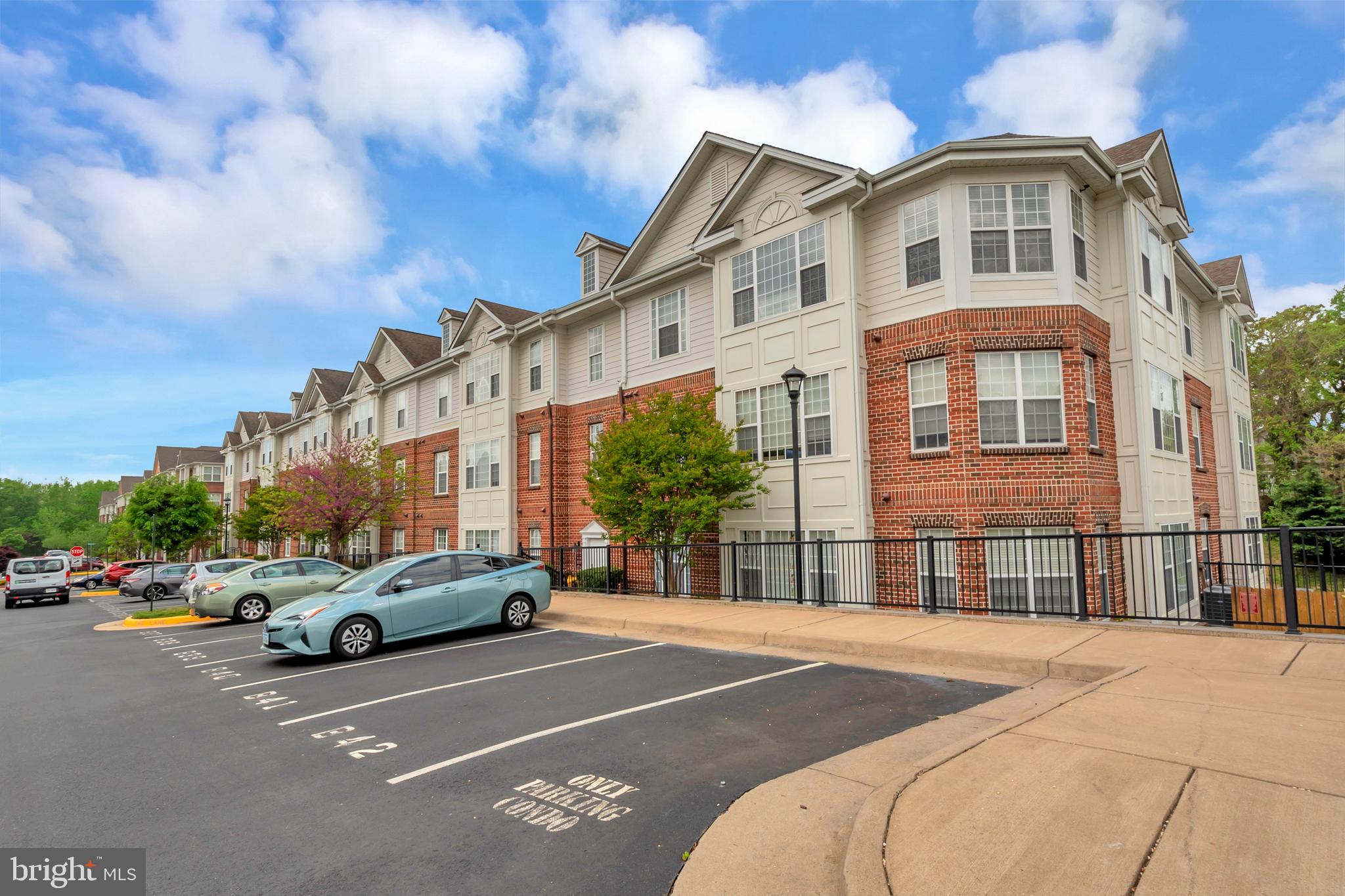 COBBLESTONE SQUARE - Residential