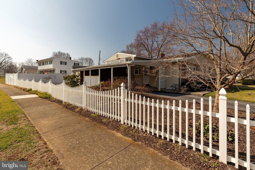 Photo of 502 HENSLEY ST, LITITZ, PA 17543 (MLS # PALA2031242)