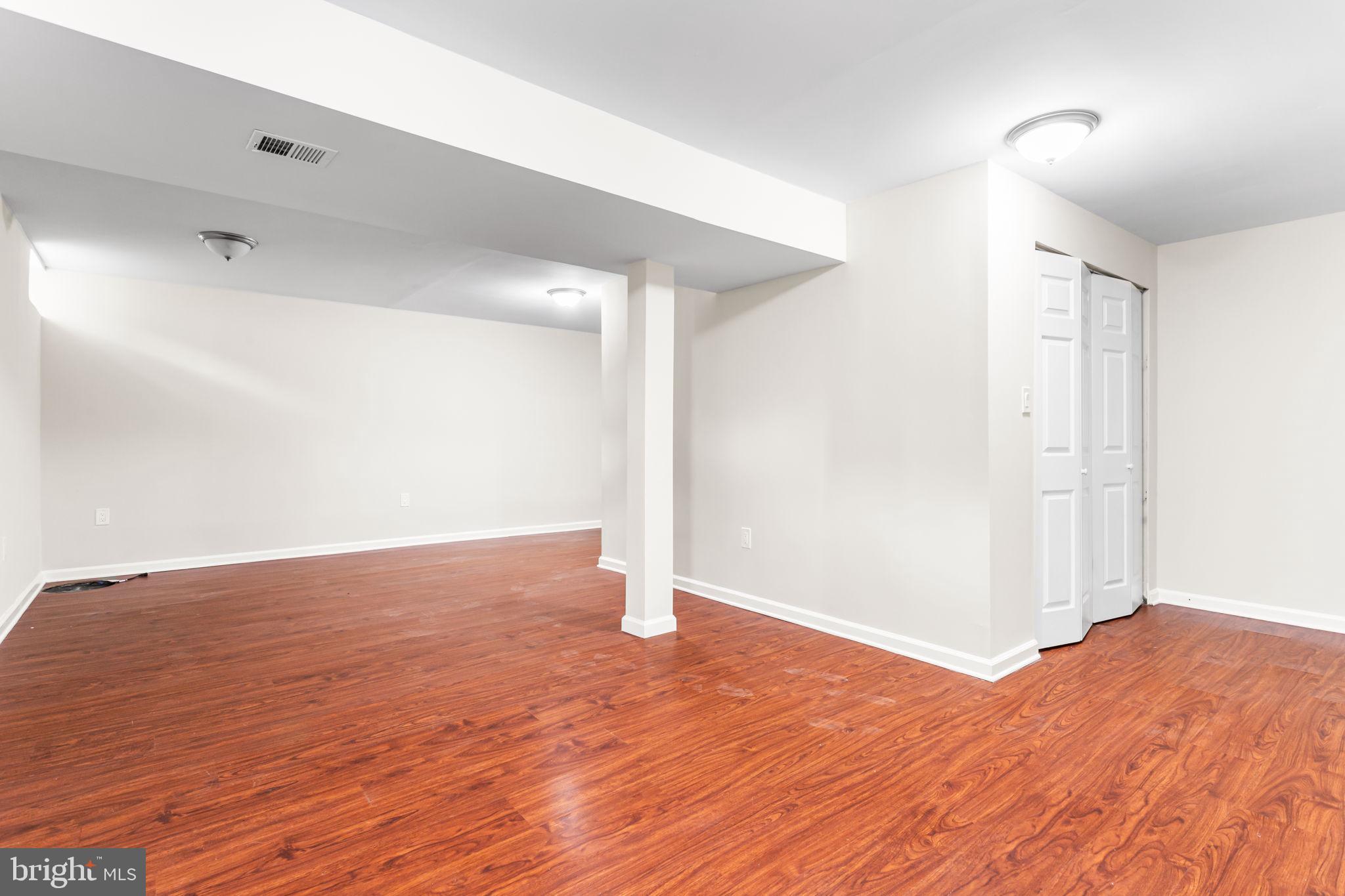 WHITE OAK MANOR - Residential