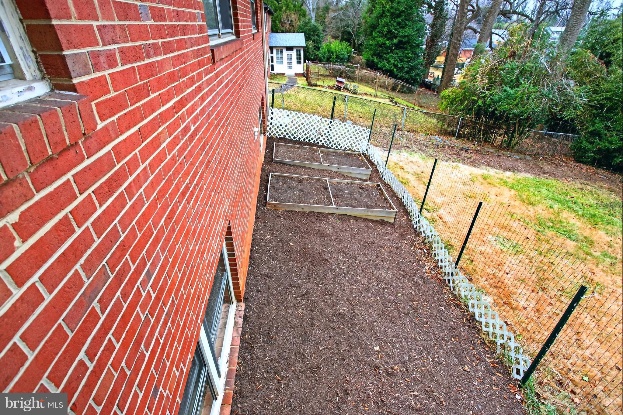 BURNT MILLS GAR-VILL - Residential