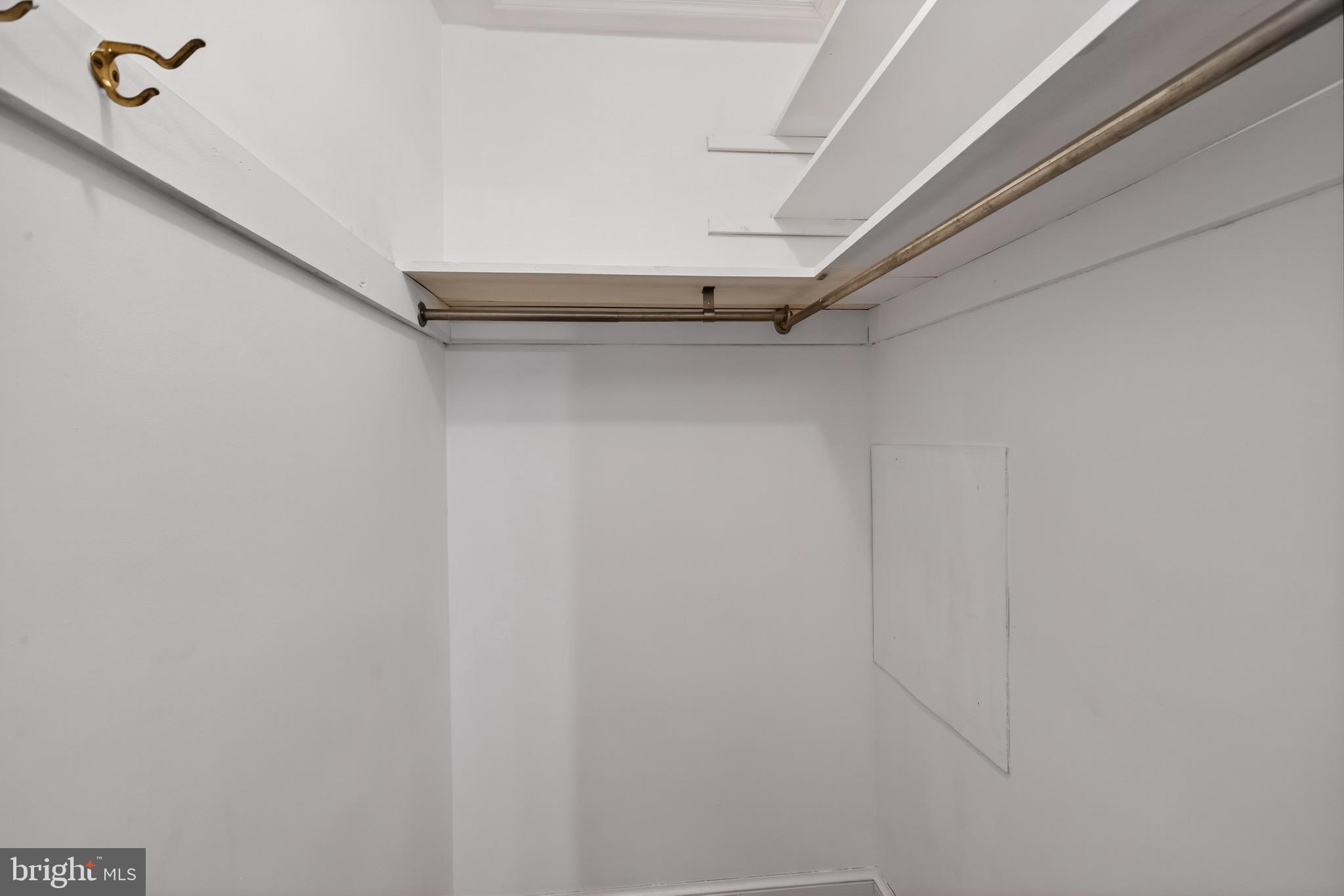 BURNT MILLS GAR-VILL - Residential