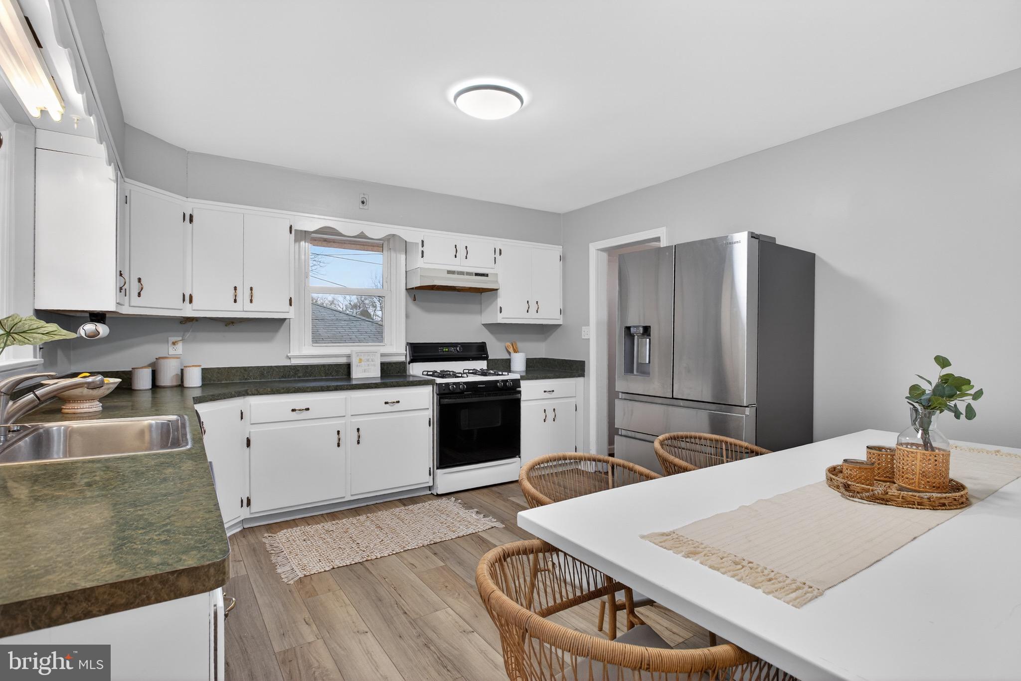 BURNT MILLS GAR-VILL - Residential