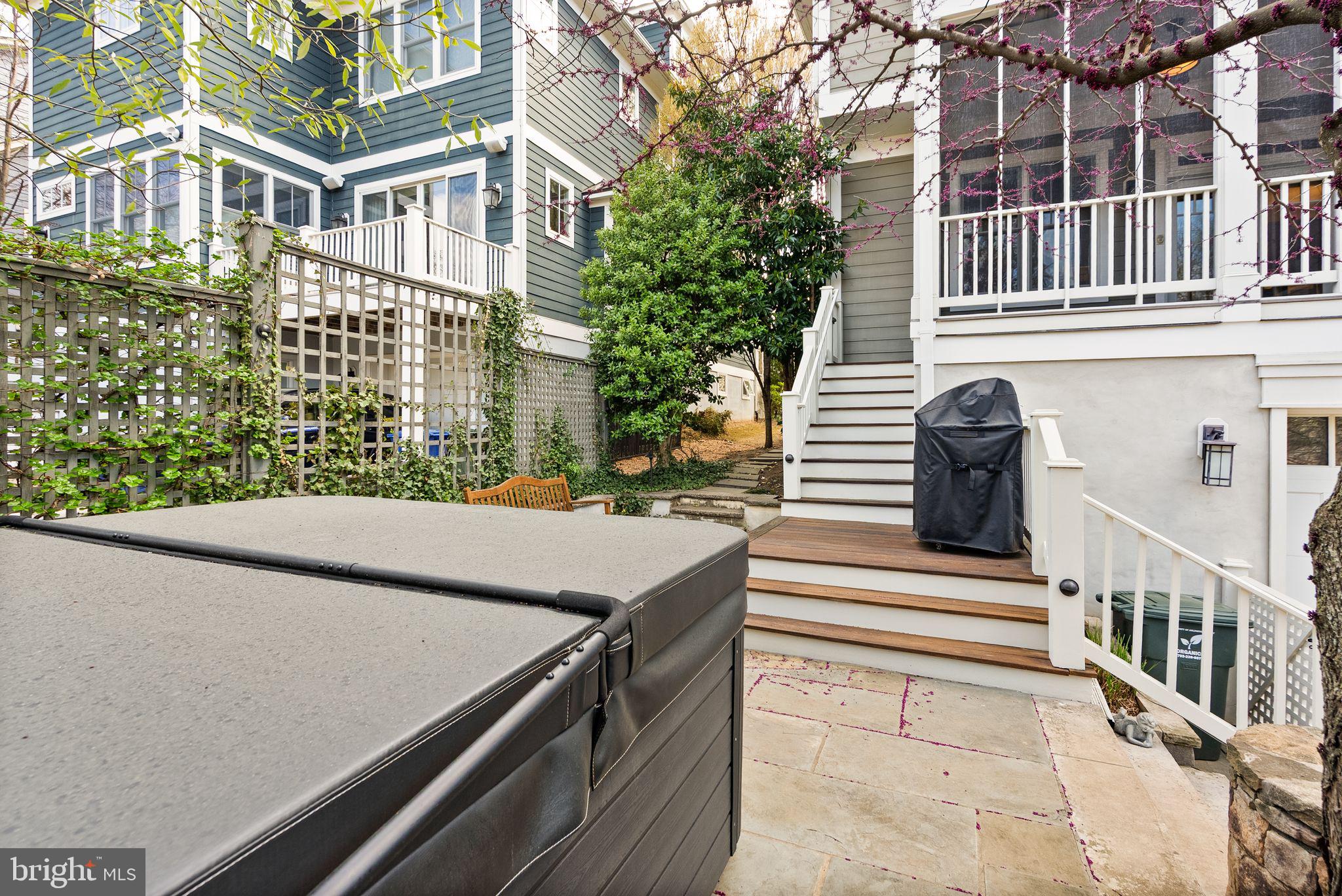 LYON VILLAGE - Residential