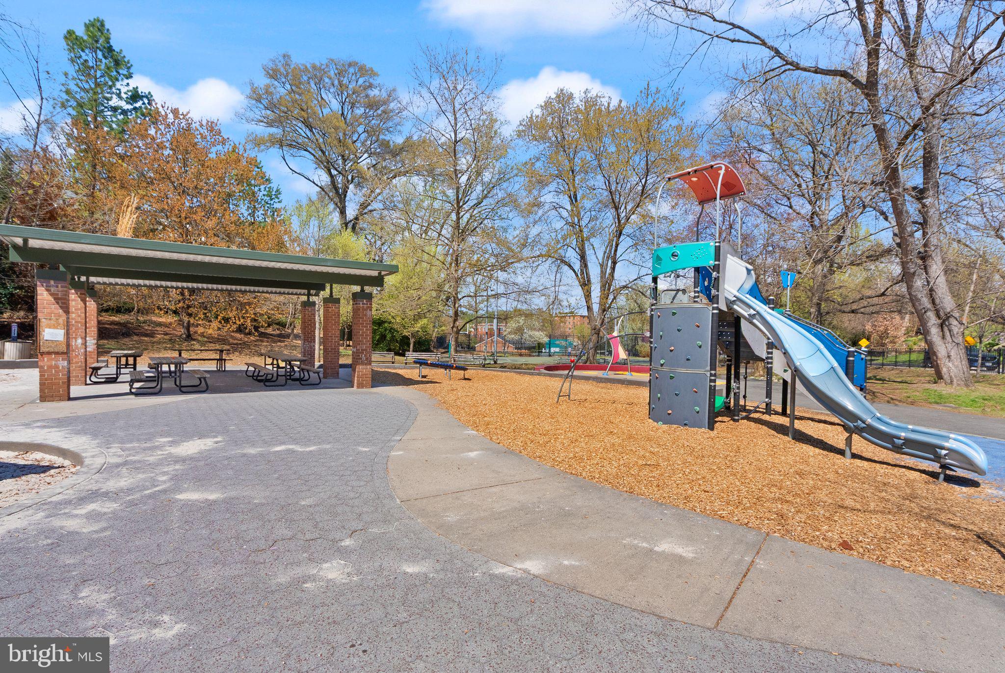 LYON VILLAGE - Residential