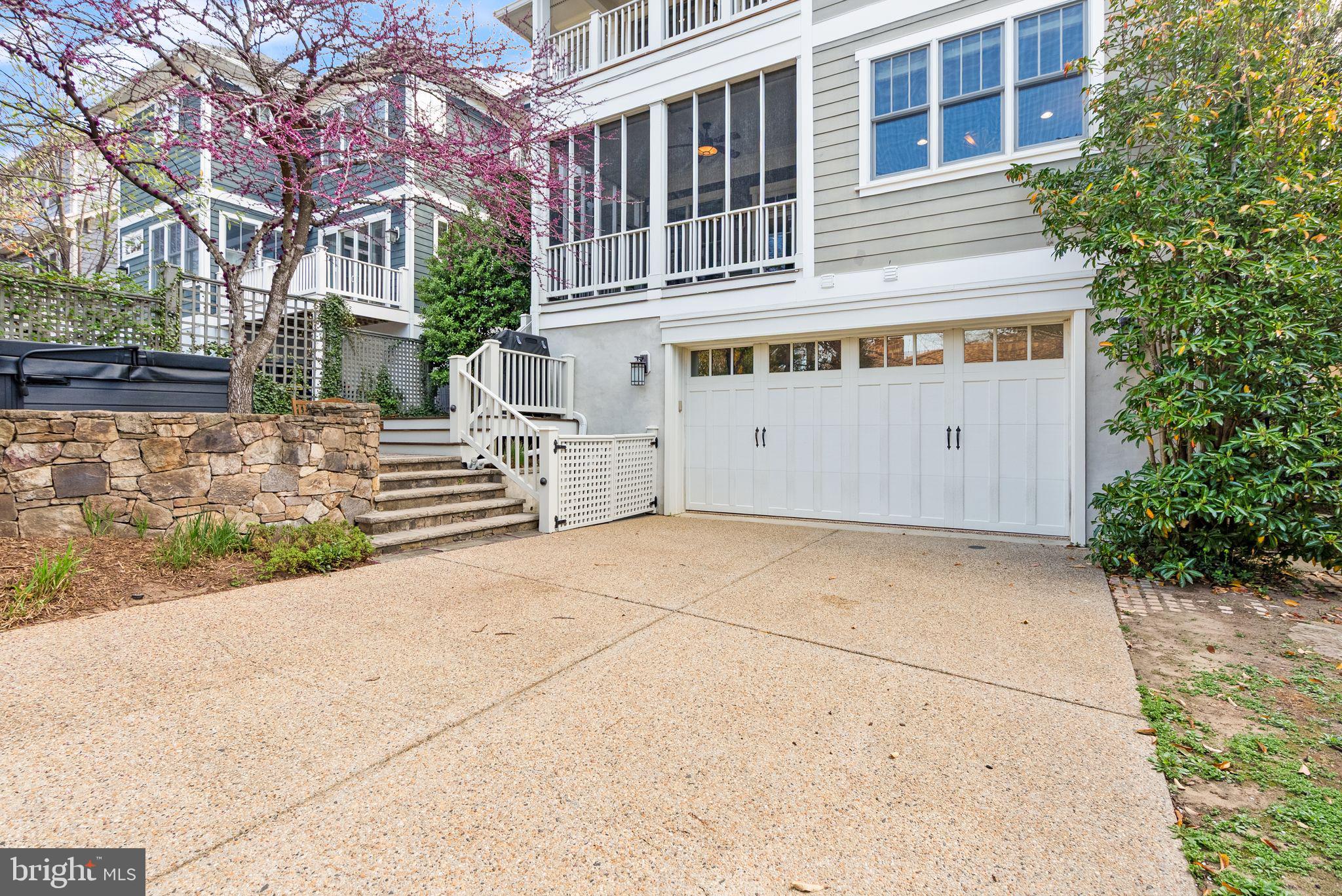 LYON VILLAGE - Residential