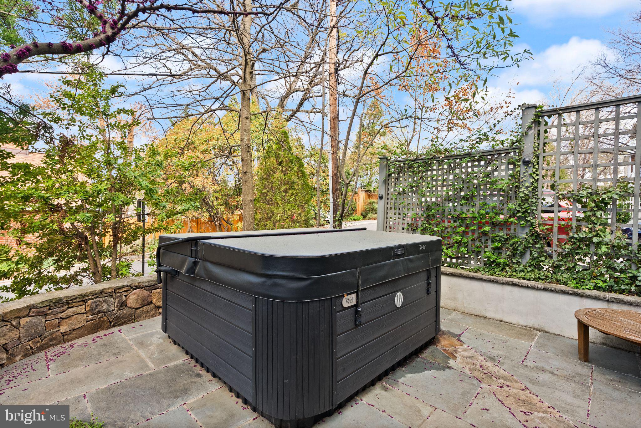 LYON VILLAGE - Residential