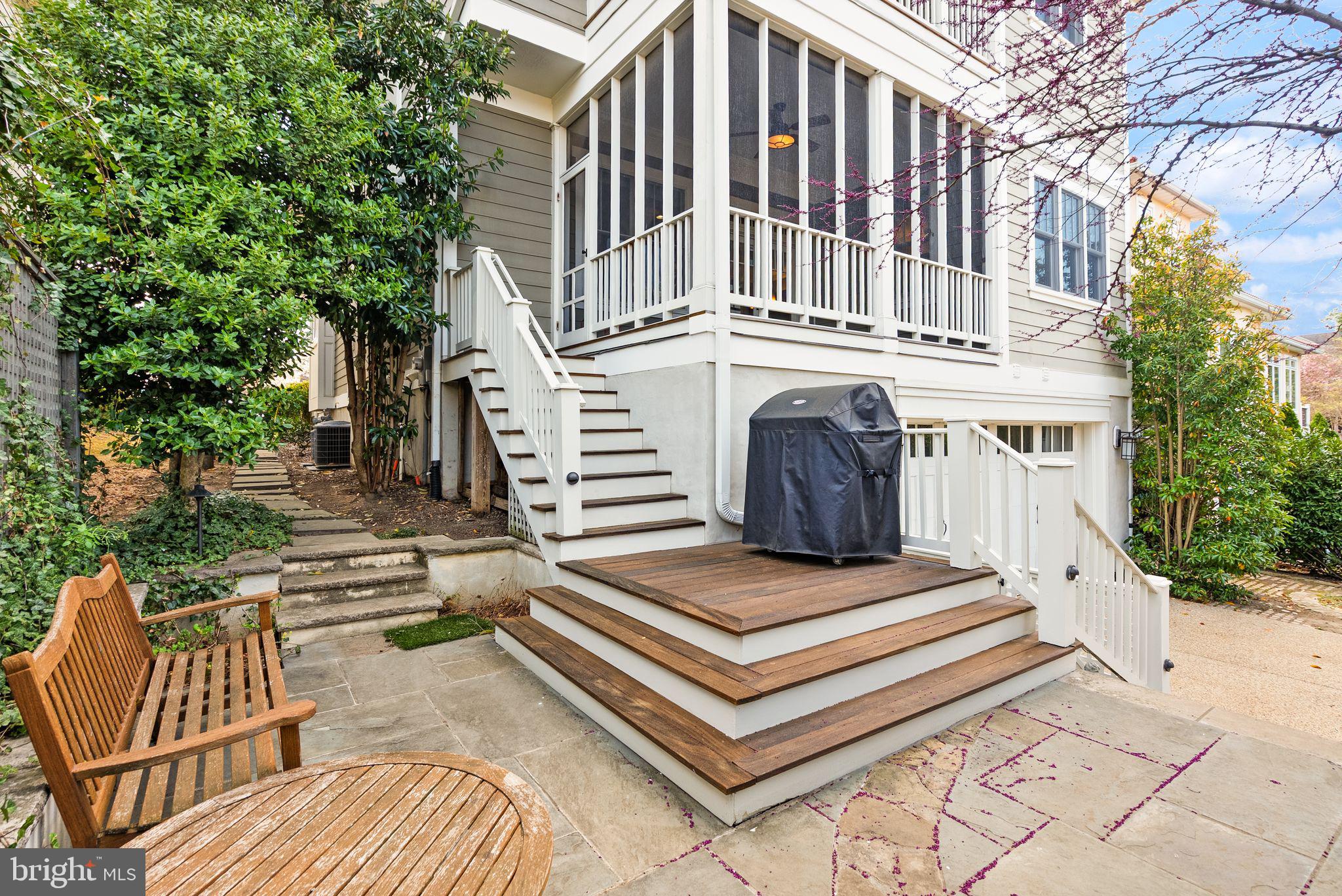 LYON VILLAGE - Residential