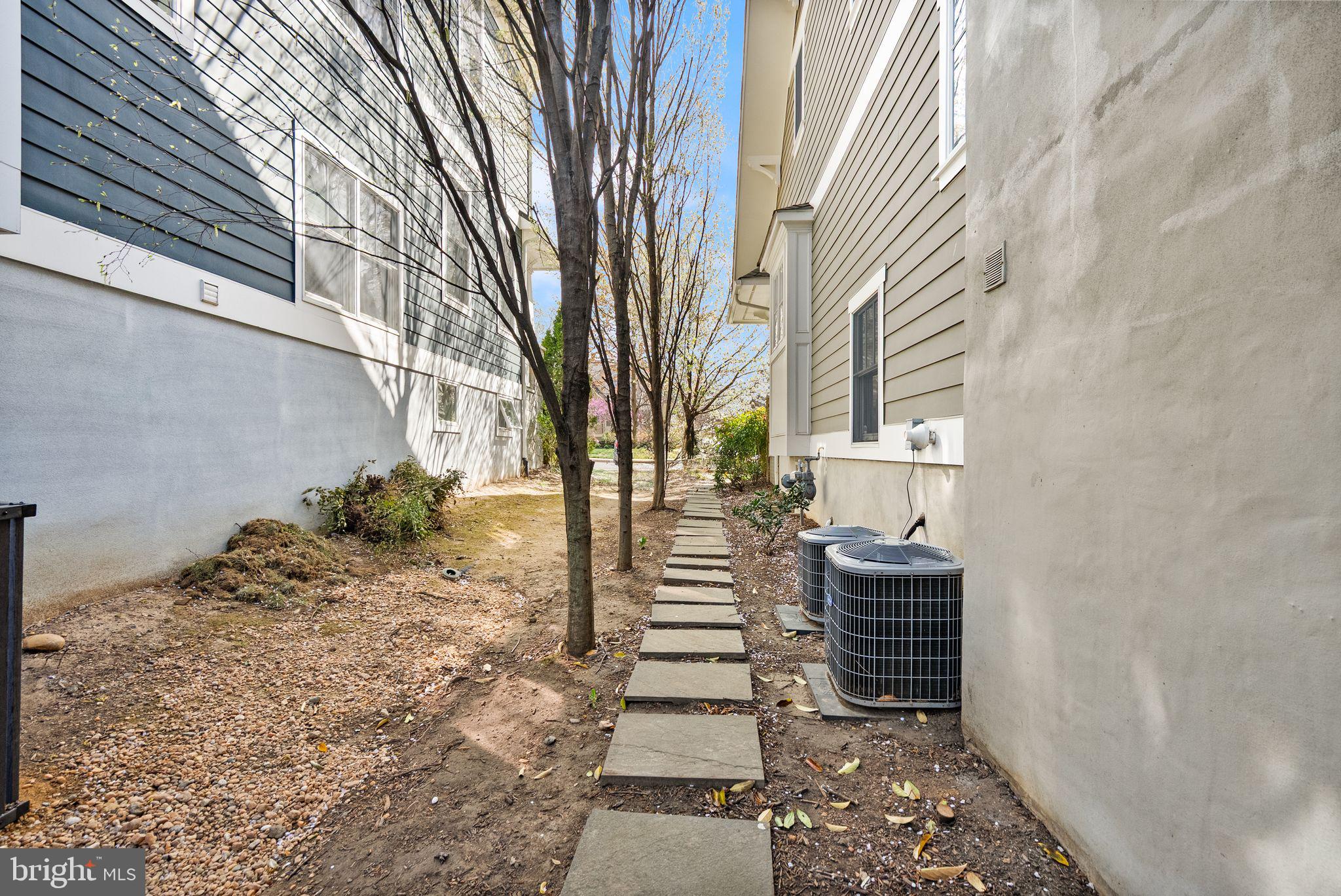 LYON VILLAGE - Residential