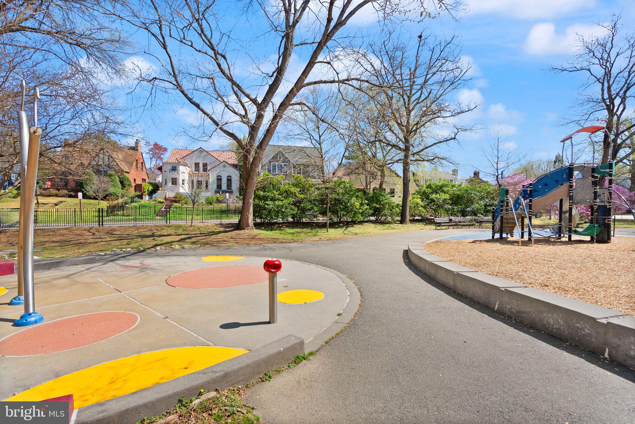 LYON VILLAGE - Residential