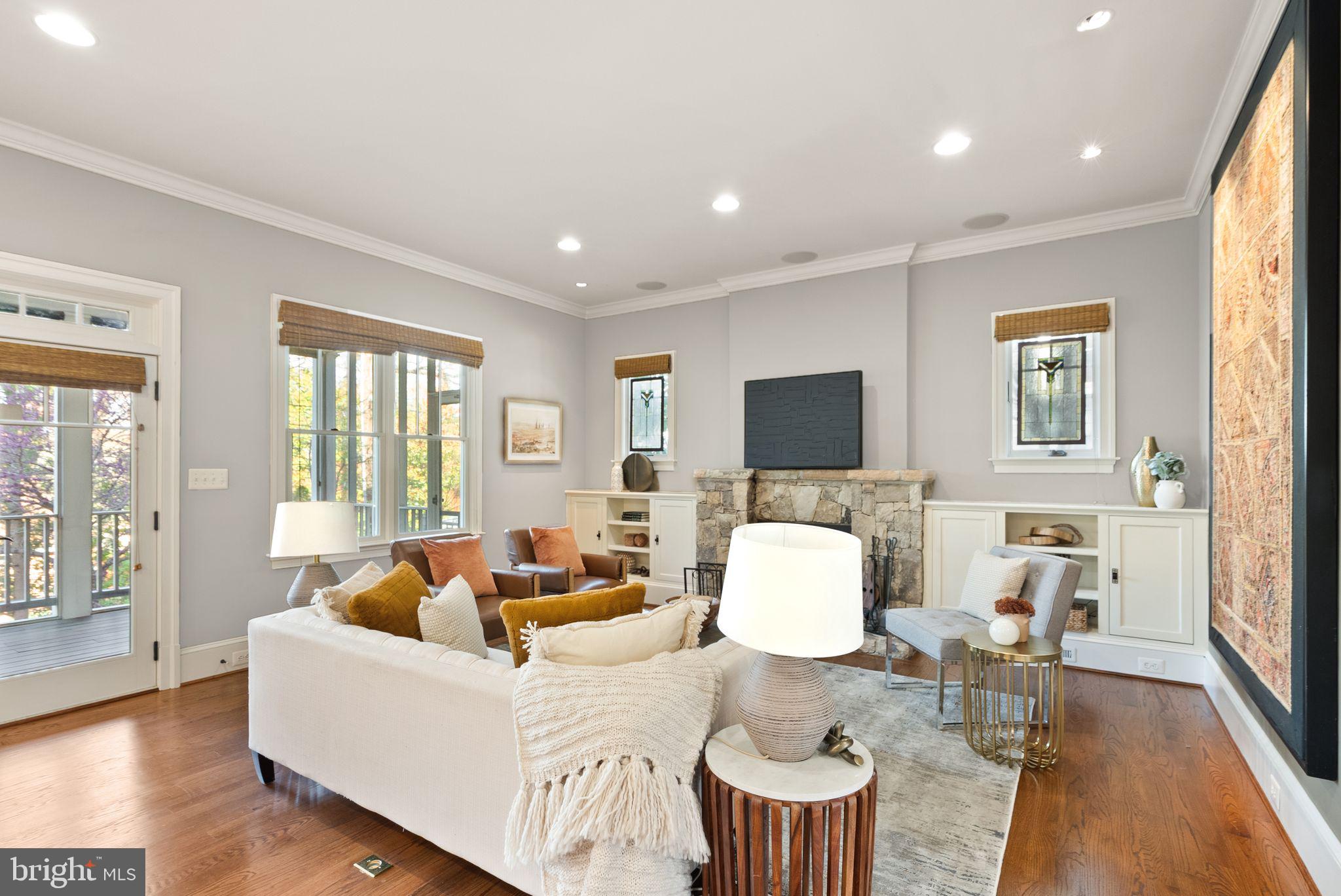 LYON VILLAGE - Residential