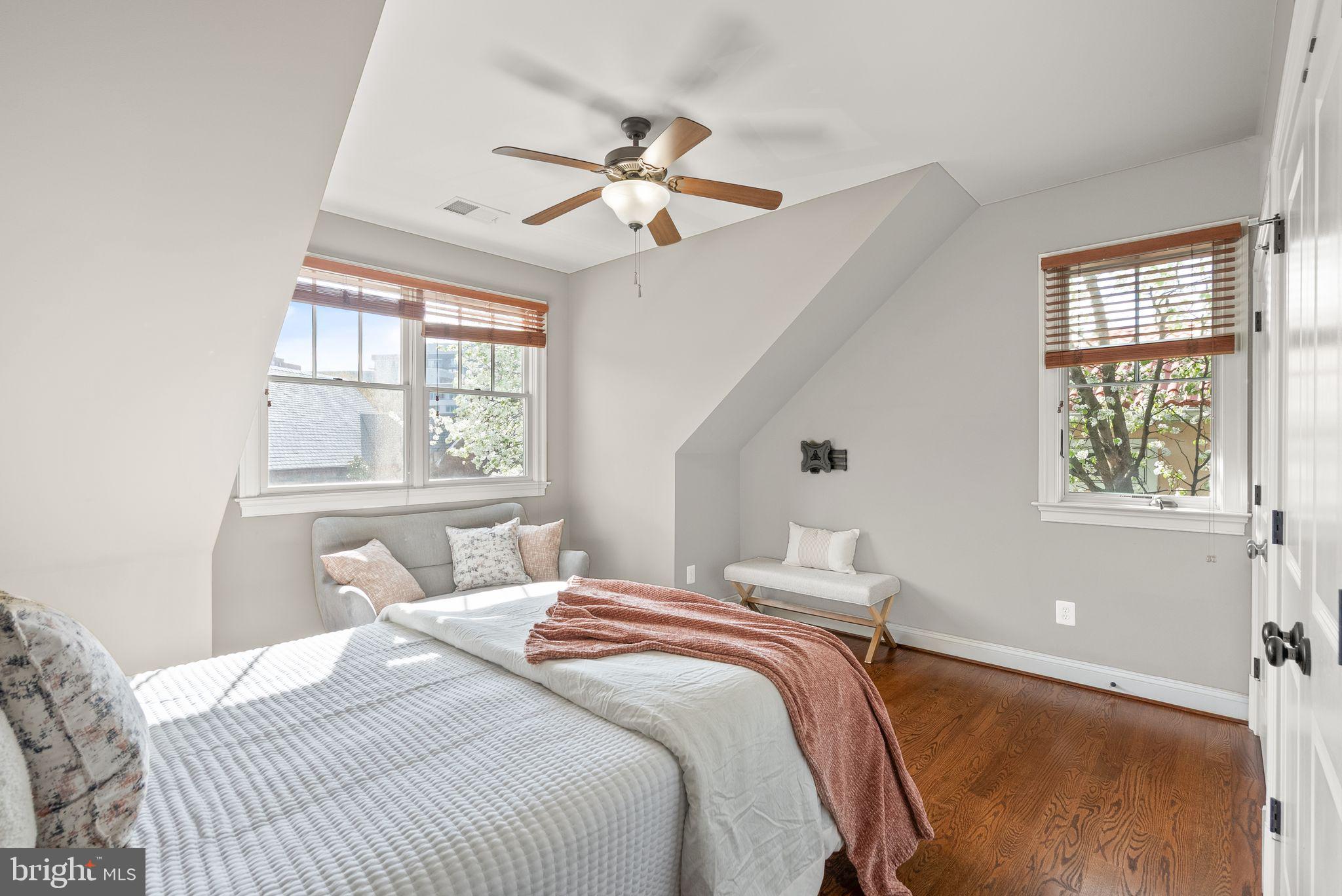 LYON VILLAGE - Residential