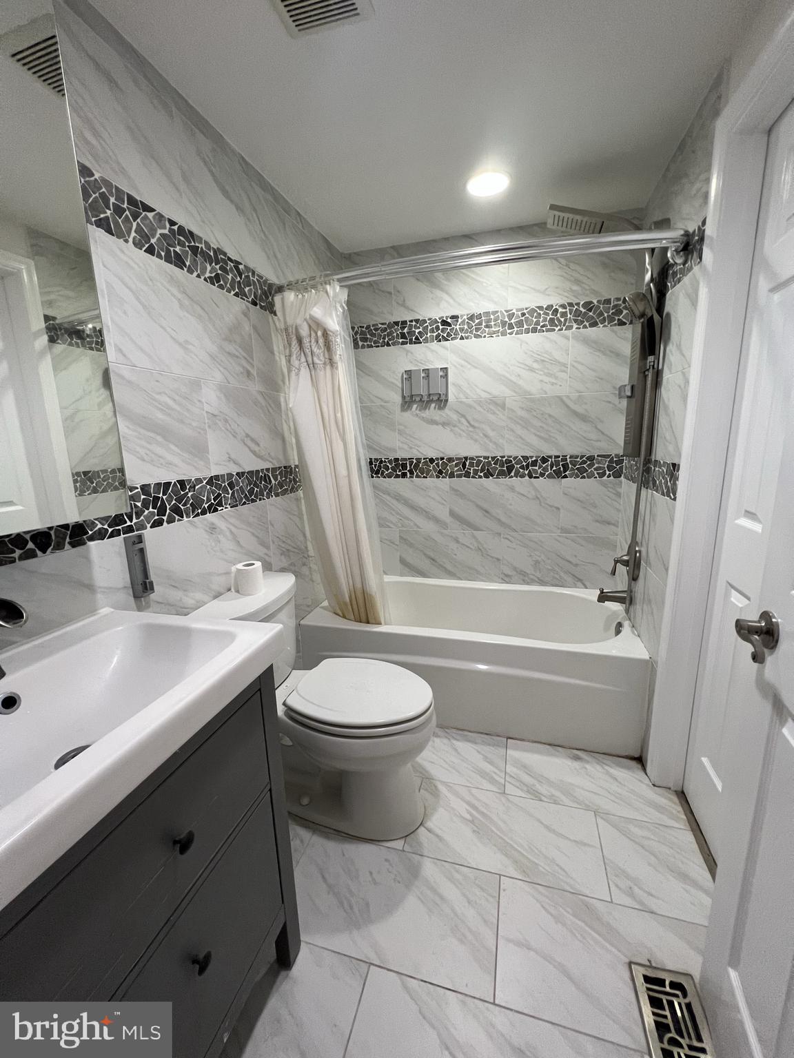 VILLAGE OF HICKORY RIDGE - Residential Lease