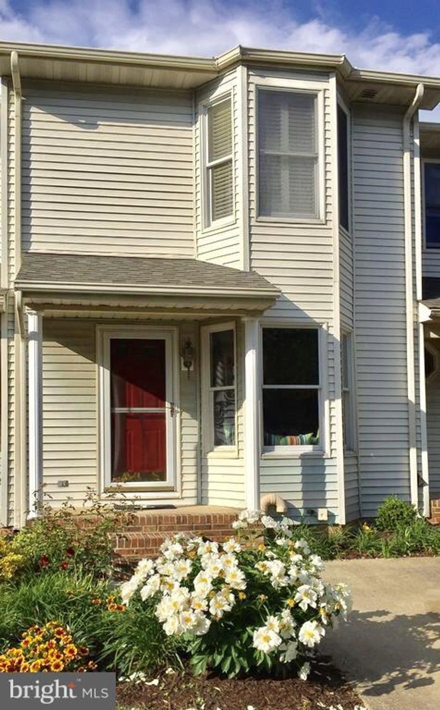 TOWNHOUSE WITH NEW WHITE SHAKER KITCHEN CABINETS, CROWN MOULDING, GRANITE COUNTERTOPS, AND STAINLESS STEEL APPLIANCES. NEW GRAY LAMINATE FLOORING AND CARPETING. TWO BEDROOMS WITH FULL BATHROOMS. SECOND FLOOR LAUNDRY ROOM WITH BARN DOOR ACCESS. NEW VANITIES & TOILETS. NEW HOT WATER HEATER. REAR DECK. LOCATED IN BAYSIDE COMMUNITY ON KENT ISLAND. RESORT STYLE LIVING WITH SWIMMING POO & TENNIS COURT.