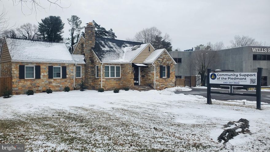 3000 sf Office/Retail/Storage Freestanding Building on US 29 Broadview  Ave for Lease. Highly visible with signage on US 29, 5 offices, conference room,  reception, waiting area, two bathrooms,  kitchen, full unfinished basement and coffee bar. Fully remodeled and modernized.  Property contains17 marked parking spaces. Zoned C in the Town of Warrenton.  Formerly used a real estate office, hair salon, telecom/contractor’s office and jewelry store.  Would also make a nice lawyer's office and title agency. 1-3 year lease term preferable.