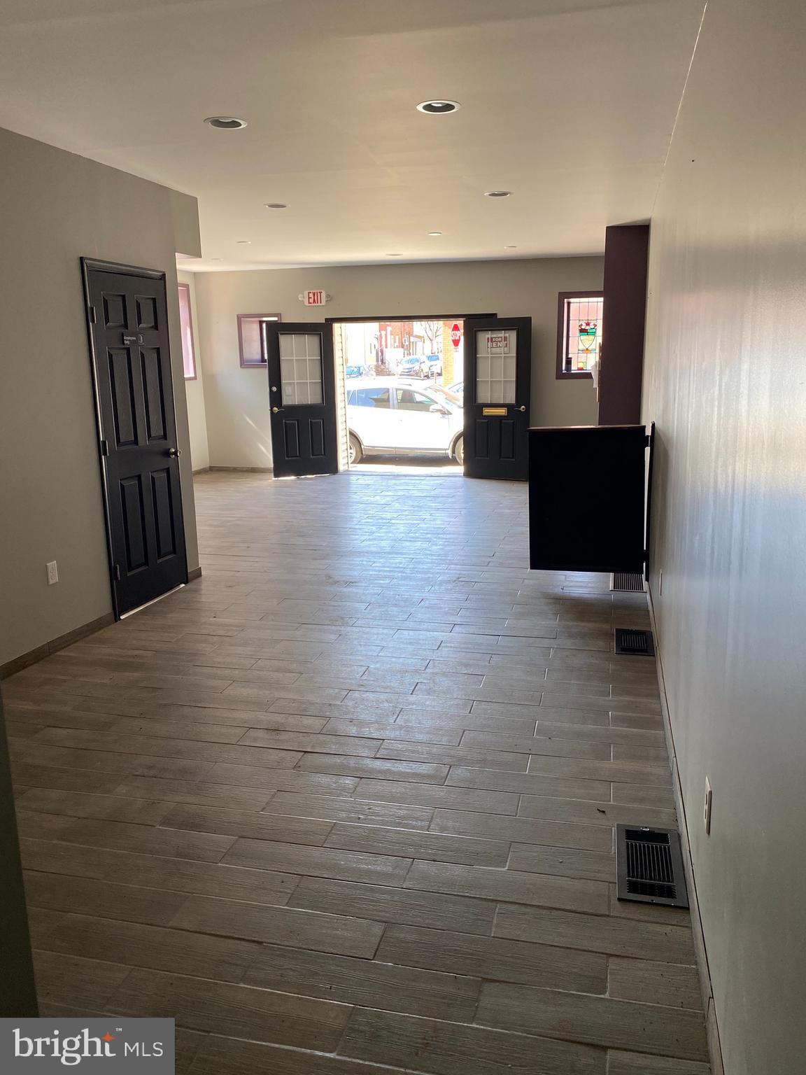 PORT RICHMOND - Commercial Lease