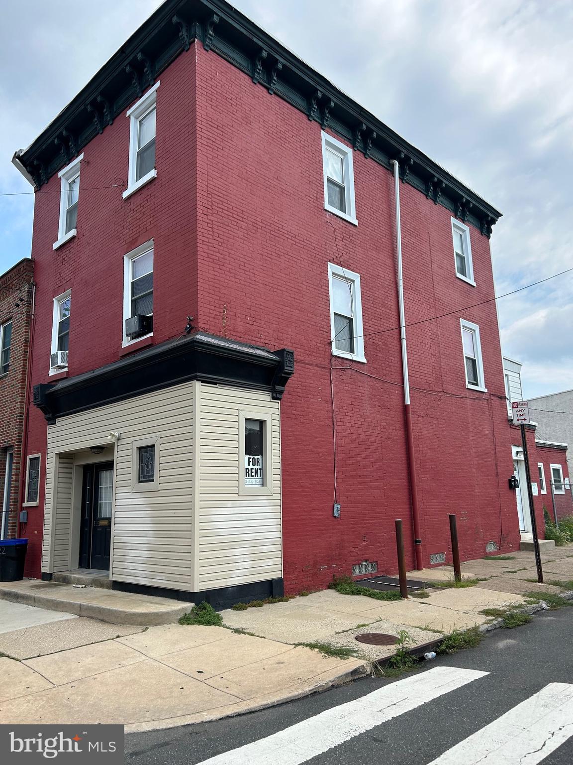 Beautiful property. Just rehabbed. Large space. Great double doors for your entrance. A large front room , a second good sized room leading to a kitchen and bathroom. Wonderful Location!
Perfect for an office or retail space