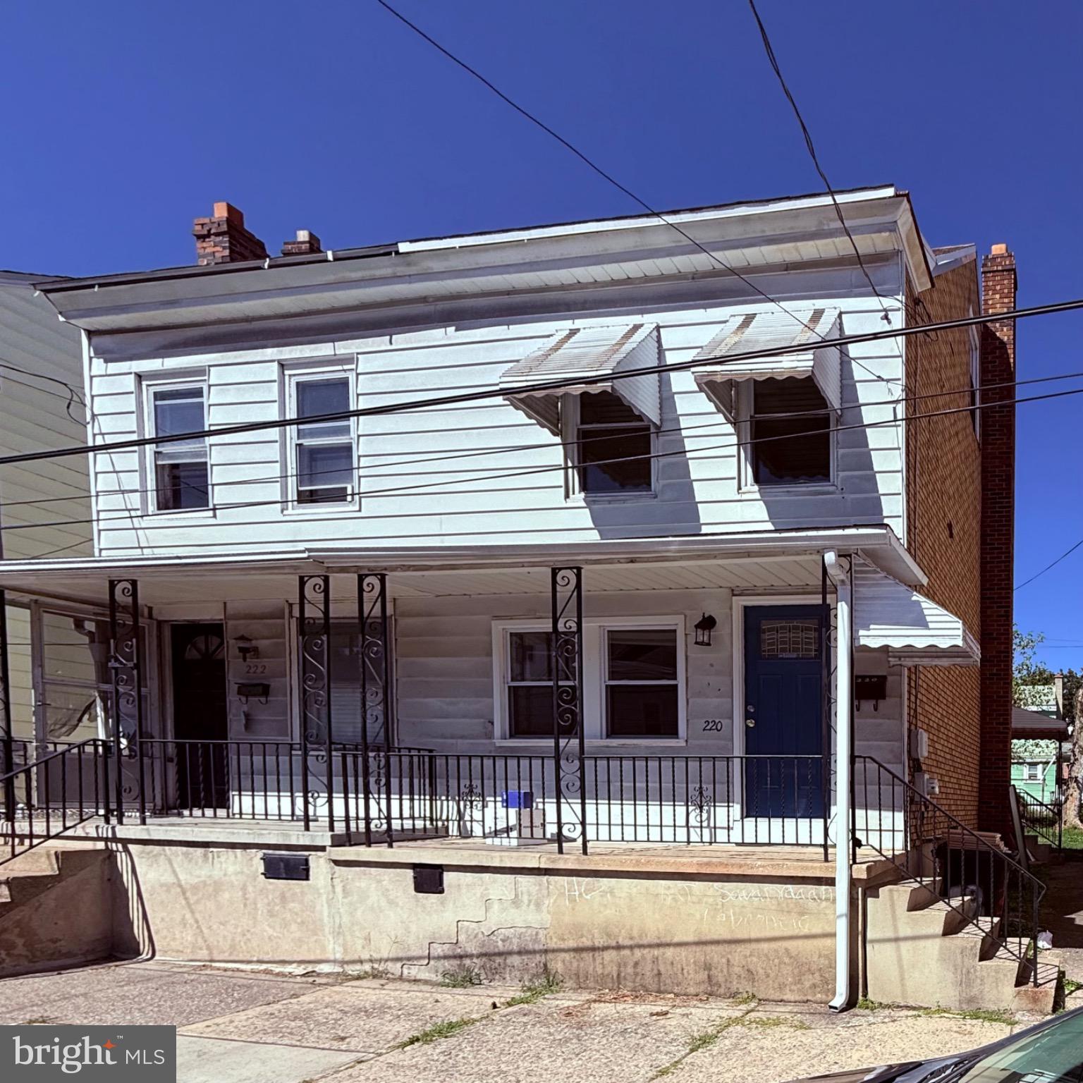 This semi-detached home is ideal for either new owners or investors. It's spacious, bright, and ready to move in. Don't miss out on scheduling your showing today!